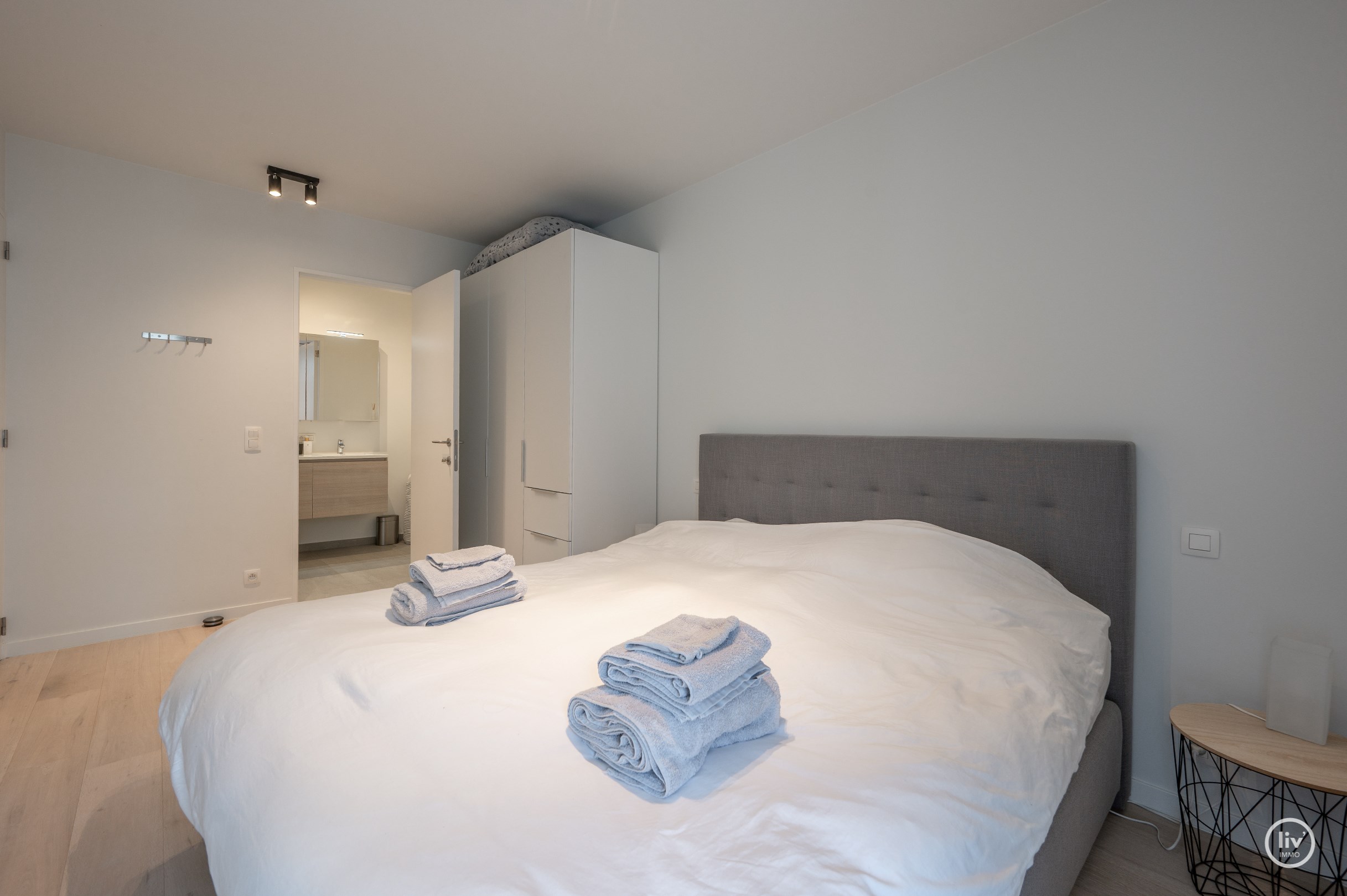 Luxueus afgewerkt appartement met 2 slaapkamers genietend van een open zicht gelegen in de Piers de Raveschootlaan. 