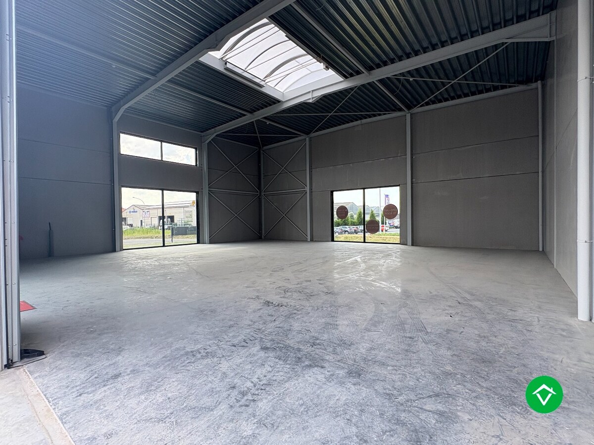 Loods te koop – 229 m&#178; met 3 parkeerplaatsen inbegrepen te Ichtegem 