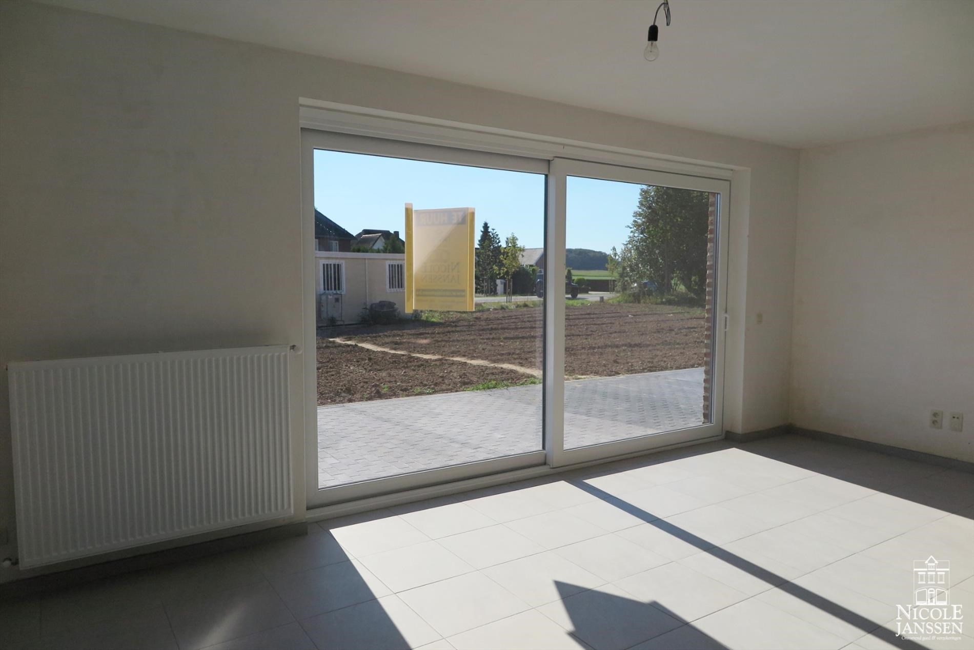 Halfvrijstaande nieuwbouwwoning met drie slaapkamers en carport 