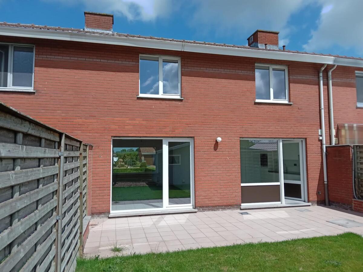 Instapklare gezinswoning met 4 slaapkamers garage en tuin te Ichtegem 