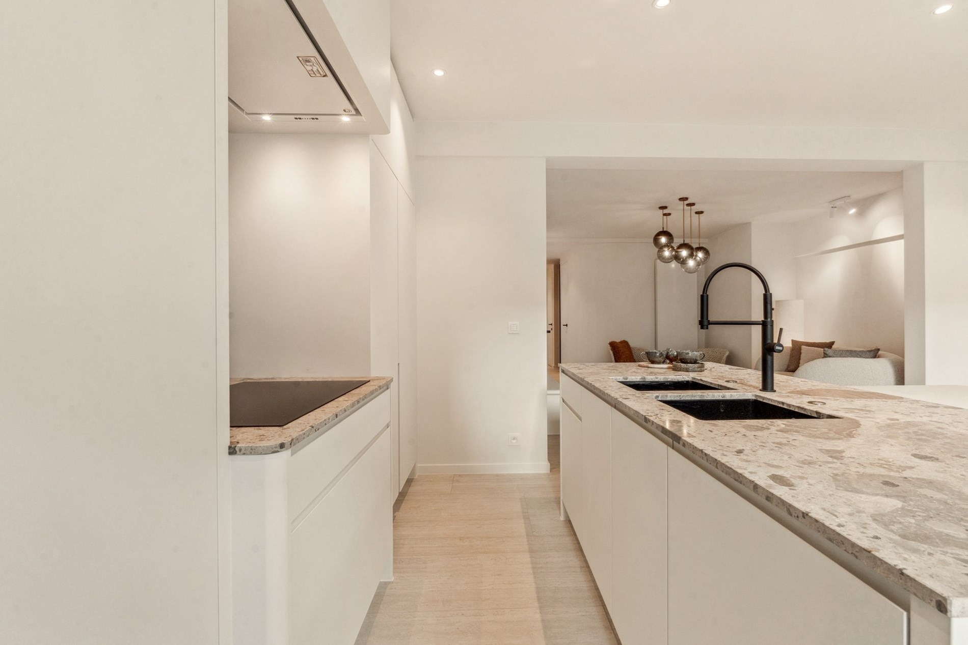 Gerenoveerd appartement met tuin, garage en 2 slaapkamers in Knokke-Heist. 