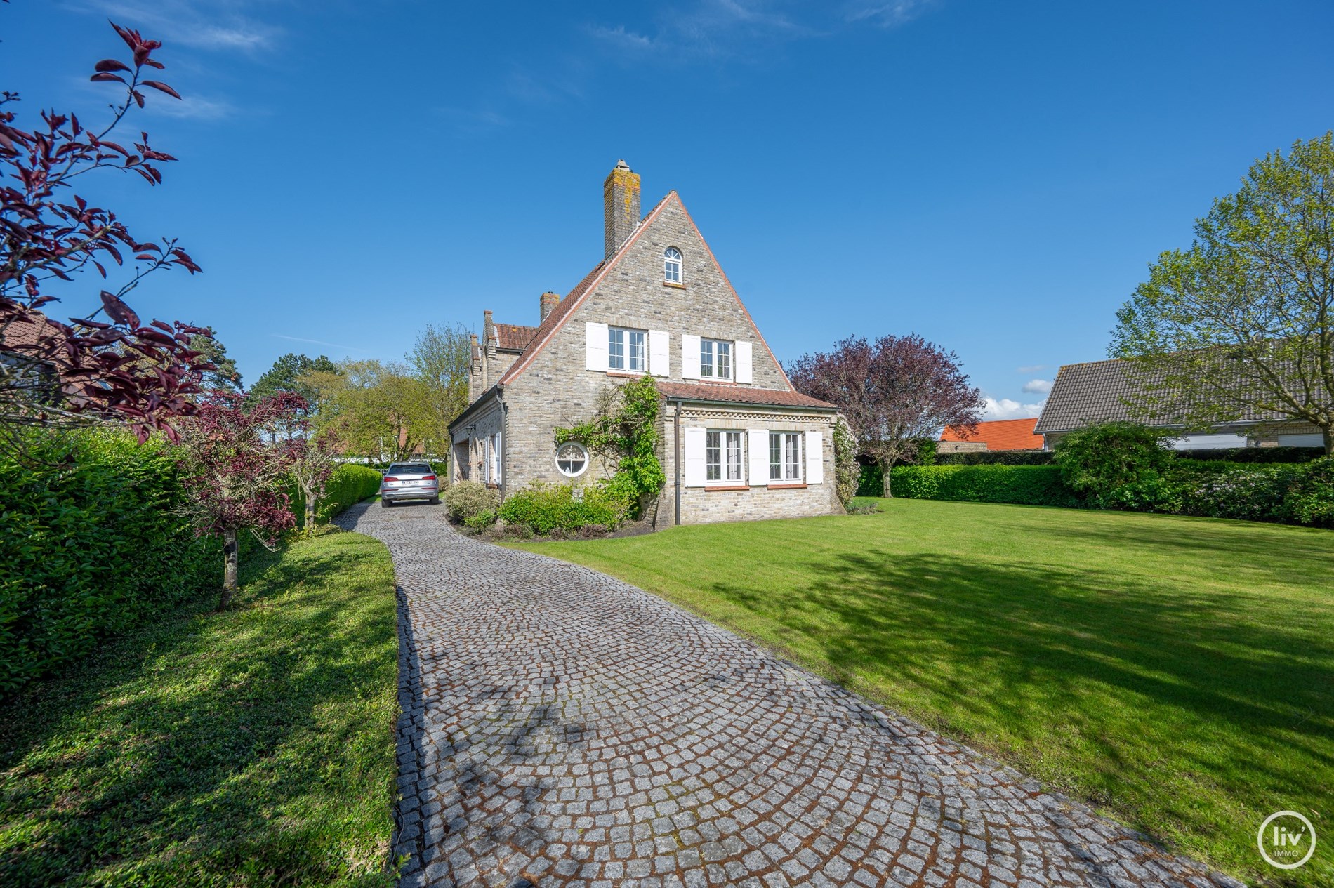 Magnifique villa, situ&#233;e sur un grand terrain de 1365 m2 dans un quartier r&#233;sidentiel de villas &#224; distance de v&#233;lo du centre de Knokke. 