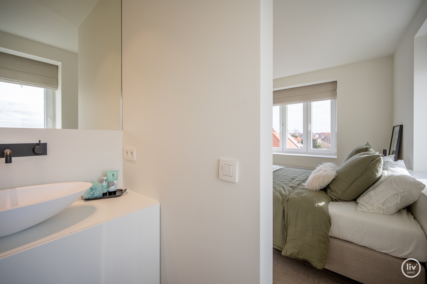 Prachtig gerenoveerd appartement op een topligging met frontaal meerzicht aan het zegemeer te Knokke. 