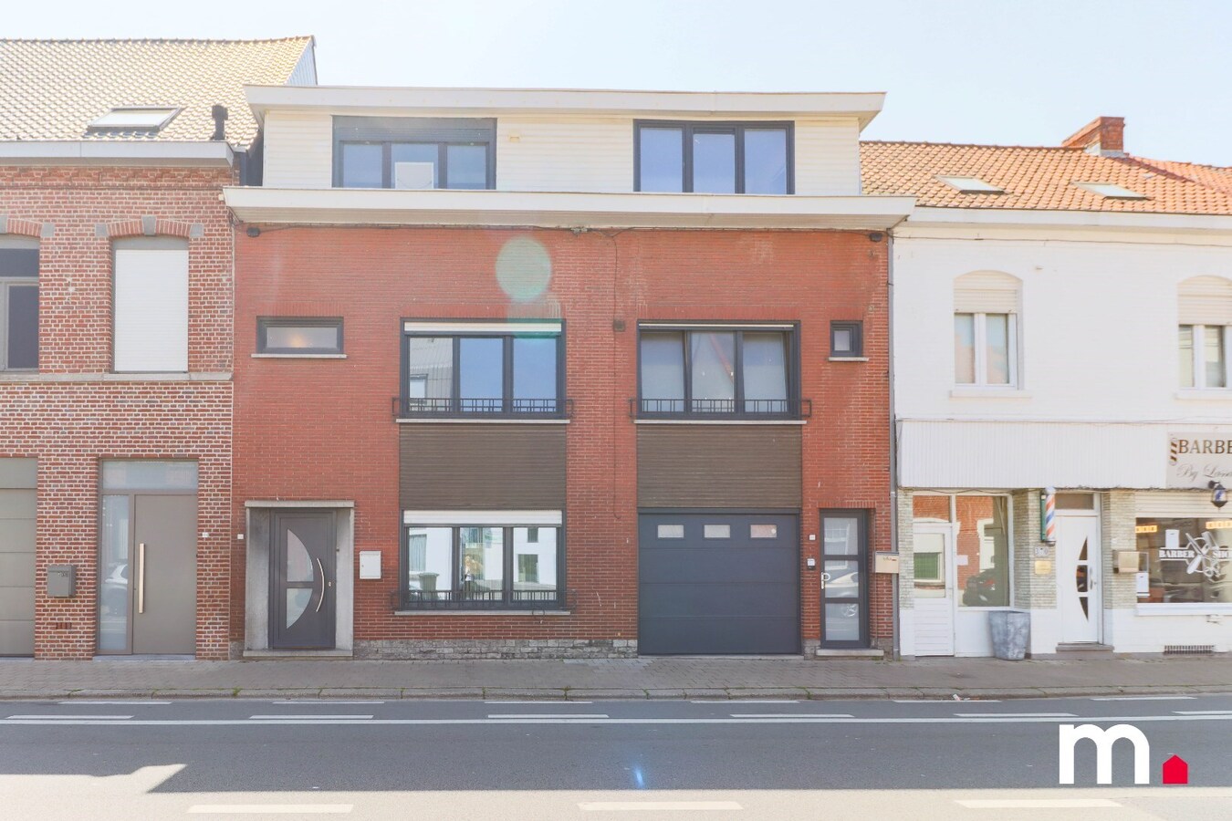 Instapklare ruime woning met garage en appartement in Heule! 