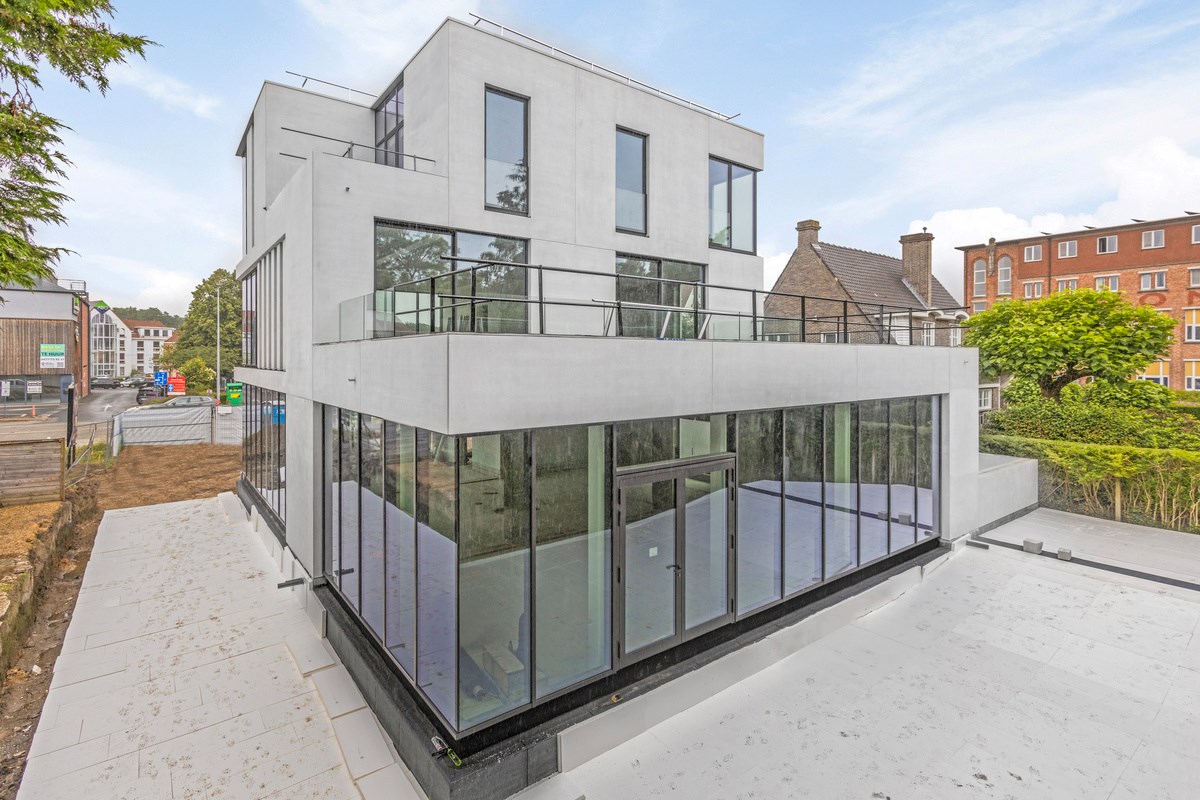 Nieuwbouw kantoorgebouw met appartement te koop in Gent