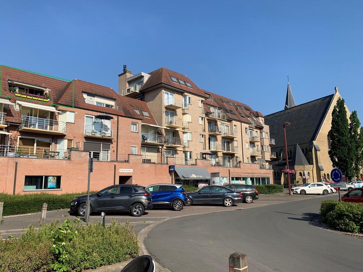 Mooi appartement met zonnig terras op het dorpsplein van Ardooie  gelegen 