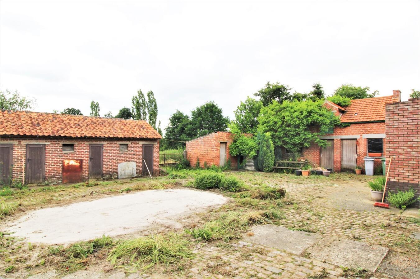 Te renoveren hoeve met bijgebouwen en een weiland op ca. 1.3ha te Kortenaken/Waanrode (Vlaams-Brabant) 