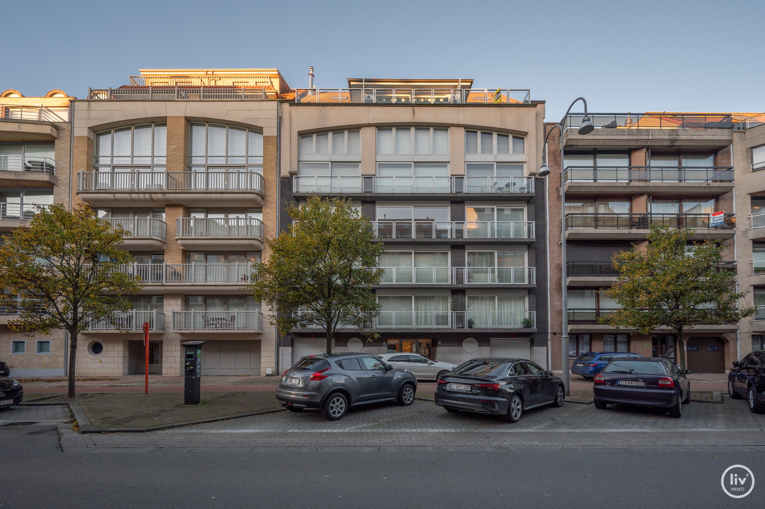 Aangenaam duplex appartement met ruime terrassen centraal gelegen op de Paul Parmentierlaan te Knokke. 