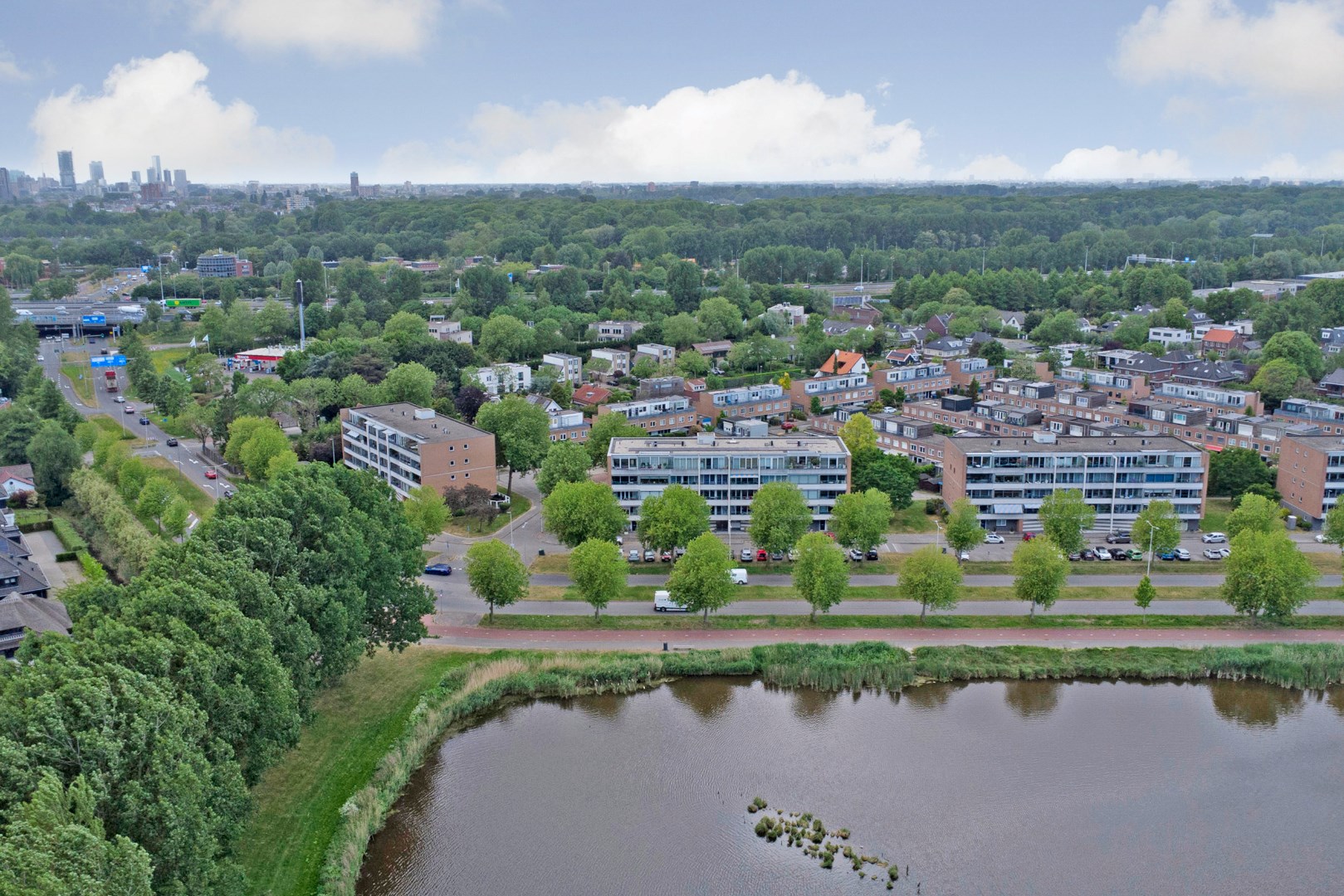 Op een fantastische locatie gelegen 3-kamer woning op de 1e etage met uitzicht op &quot;de Vijver&quot; van Prinsenland. 