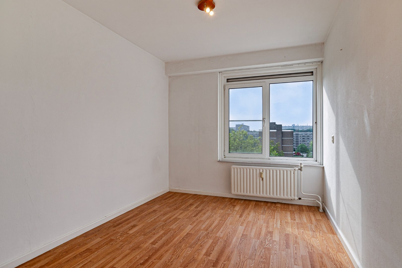 Kopers opgelet! In het Lage Land bieden wij dit ruime 4-kamer appartement gelegen op de 7e verdieping met 3 slaapkamers, 2 balkons, berging in de onderbouw en gelegen op eigen grond te koop aan! 