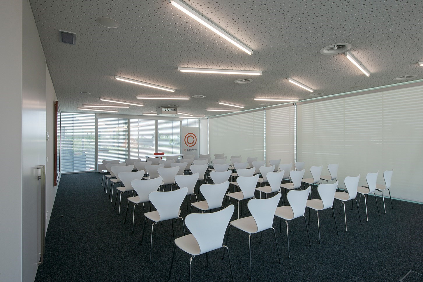 Instapklare kantoorruimte  (32 m&#178;) met parking en alle faciliteiten inclusief, Torhout. 