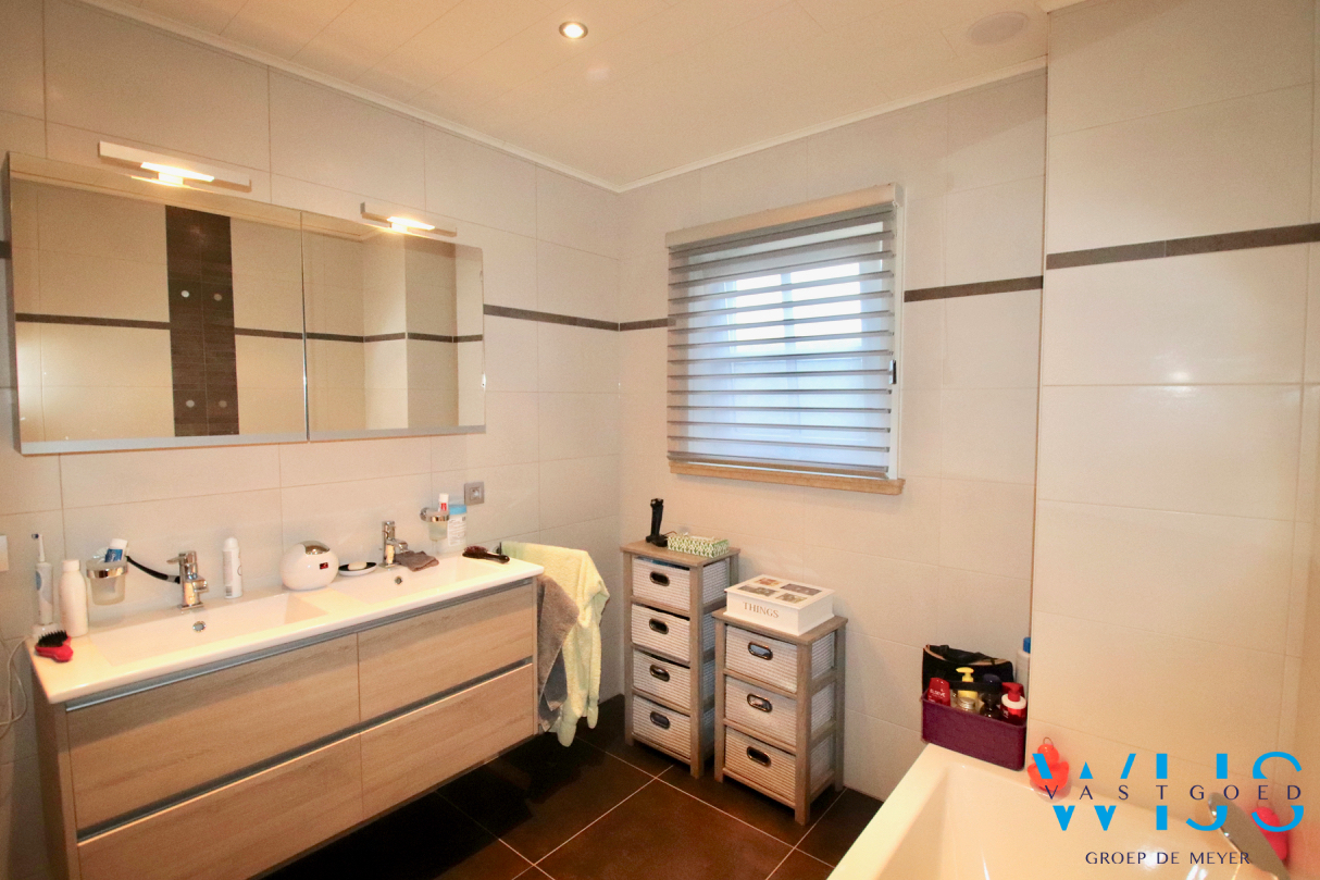 Instapklaar woonhuis met 4 slaapkamers op 936m&#178; te Zelzate! 