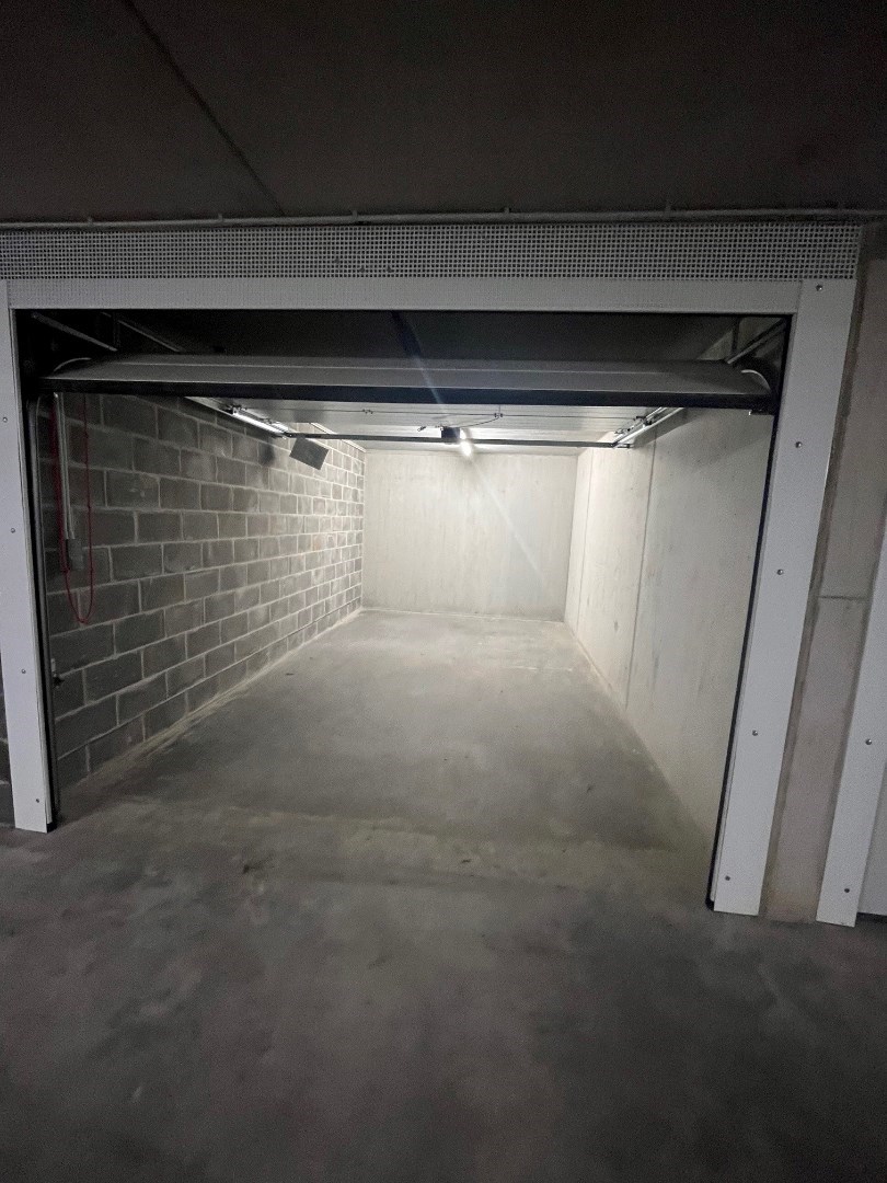 Box de garage facilement accessible au niveau -1 dans la R&#233;sidence Duinenwater. 