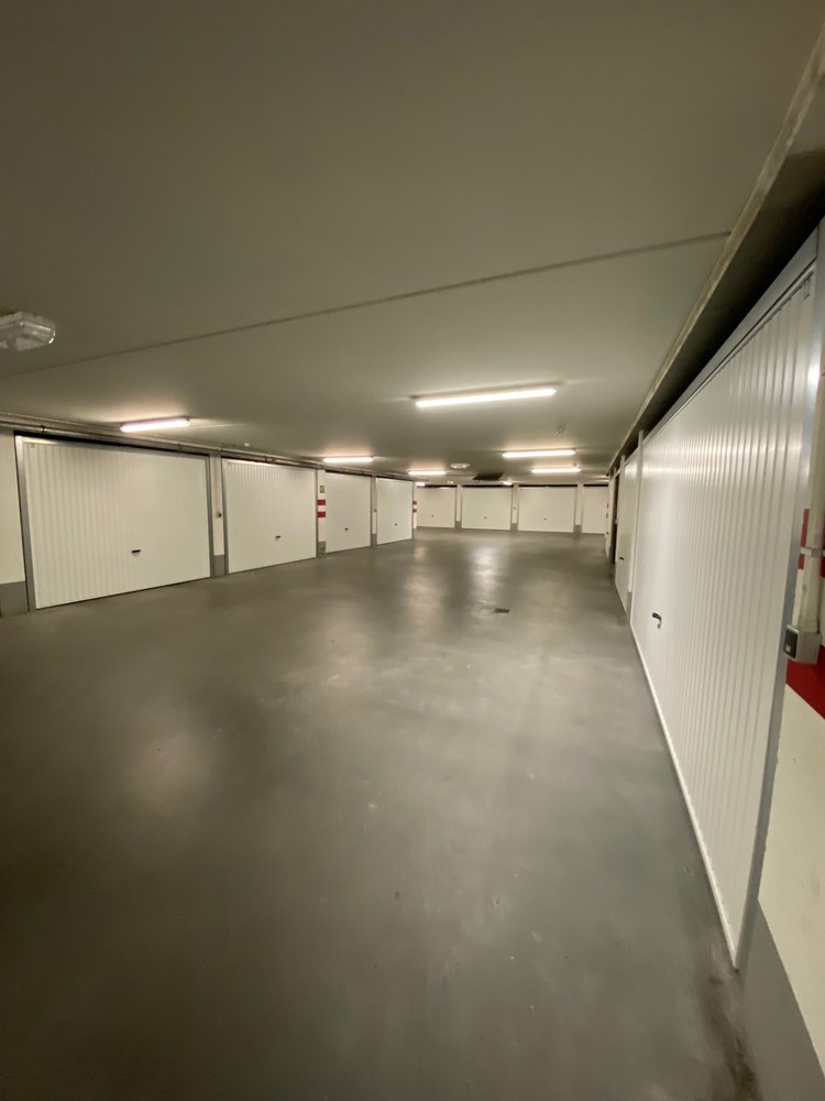 Ruim garagebox gelegen in een Villa-residentie op wandelafstand van de Kustlaan. 