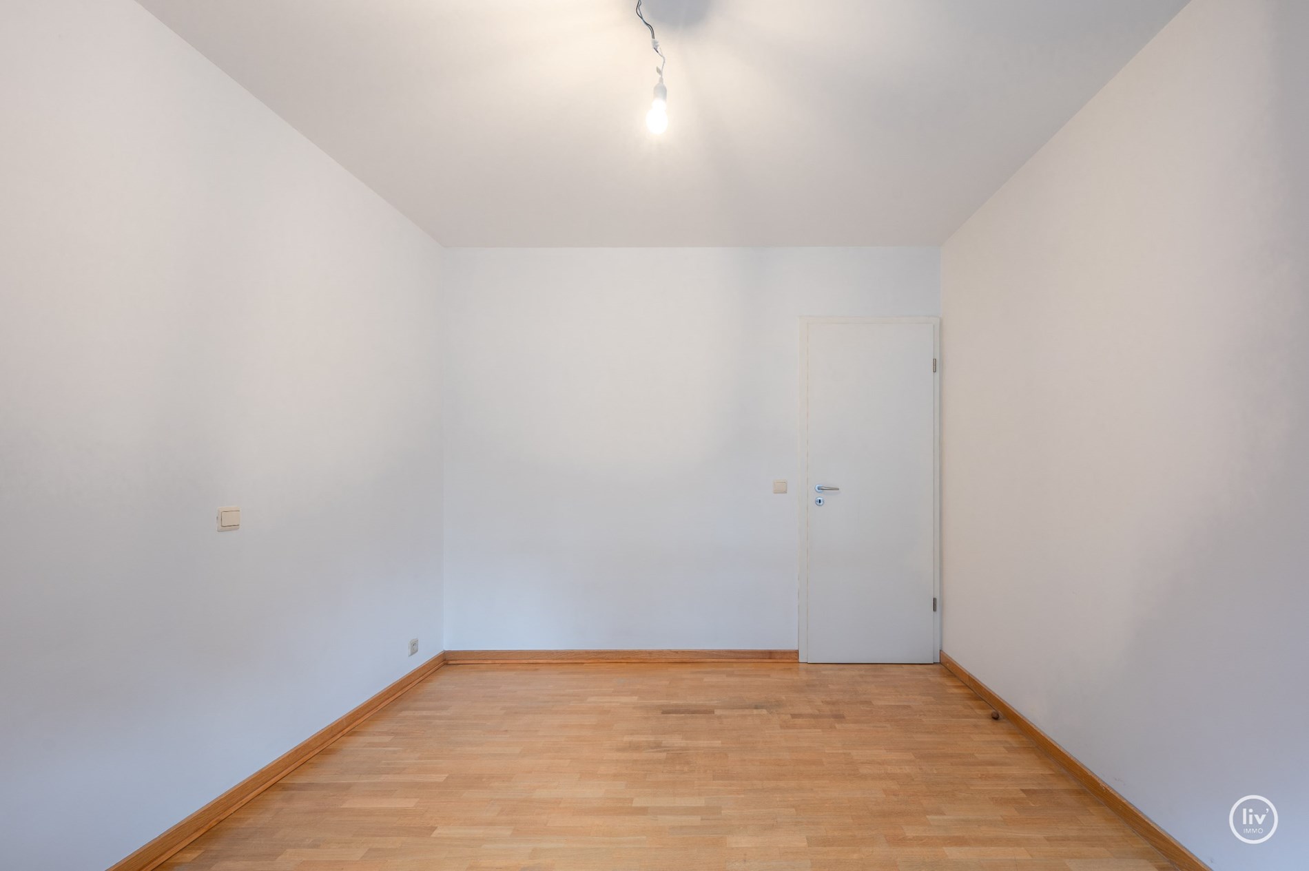 Lichtrijk hoekappartement met twee volwaardige slaapkamers gelegen in het centrum van Knokke. 