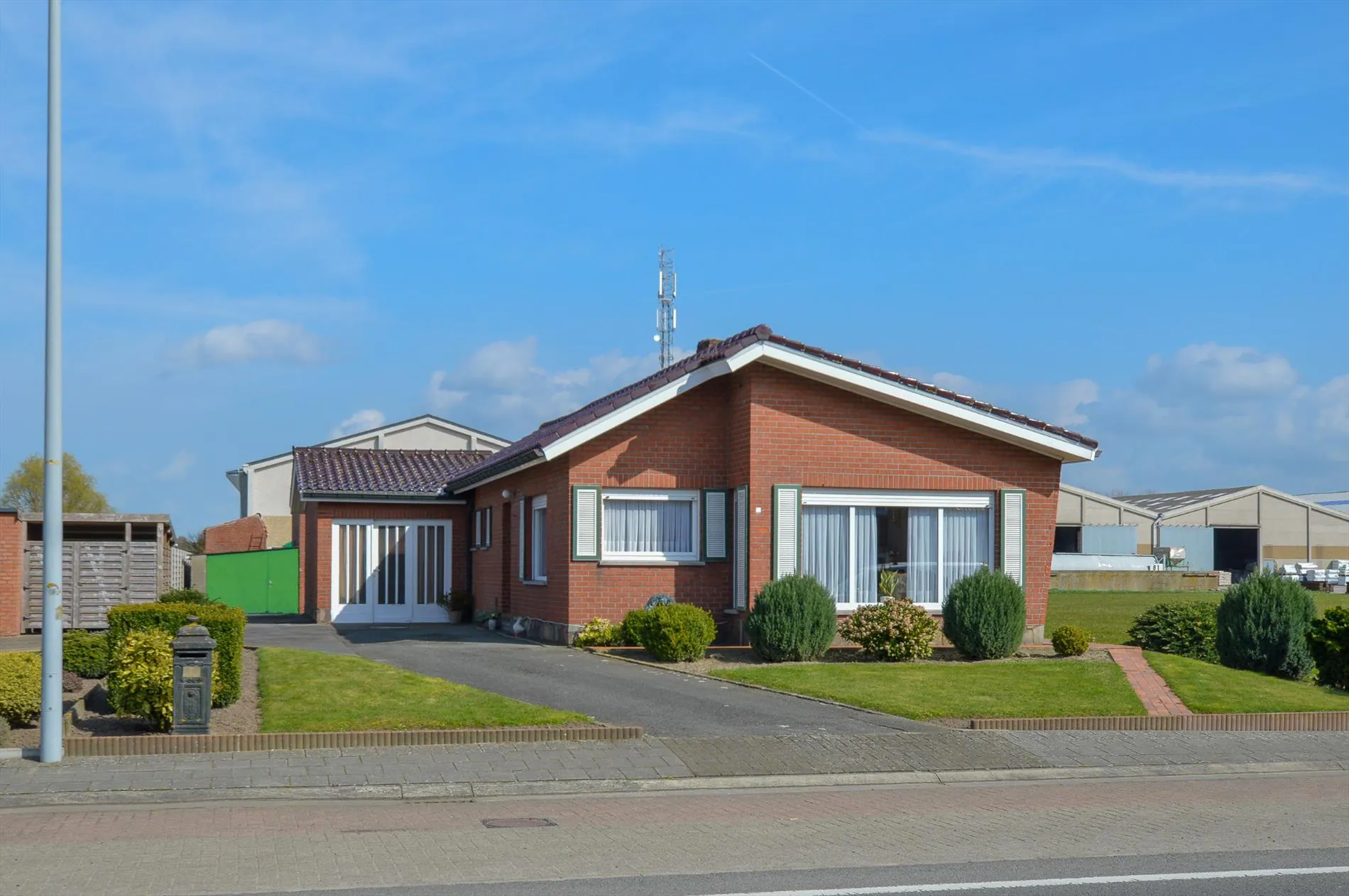 VERKOCHT! - Alleenstaande bungalow met 2 slaapkamers op 1057 m² te Westkerke