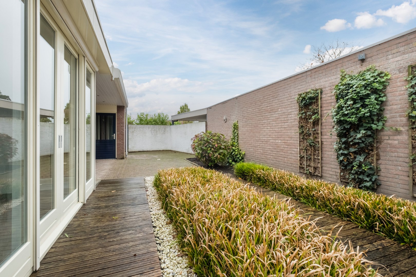 Verrassend ruime hoekwoning met garage, carport en tuin. Rustige ligging in een woonwijk nabij een basisschool en buitengebied. Energielabel B. 