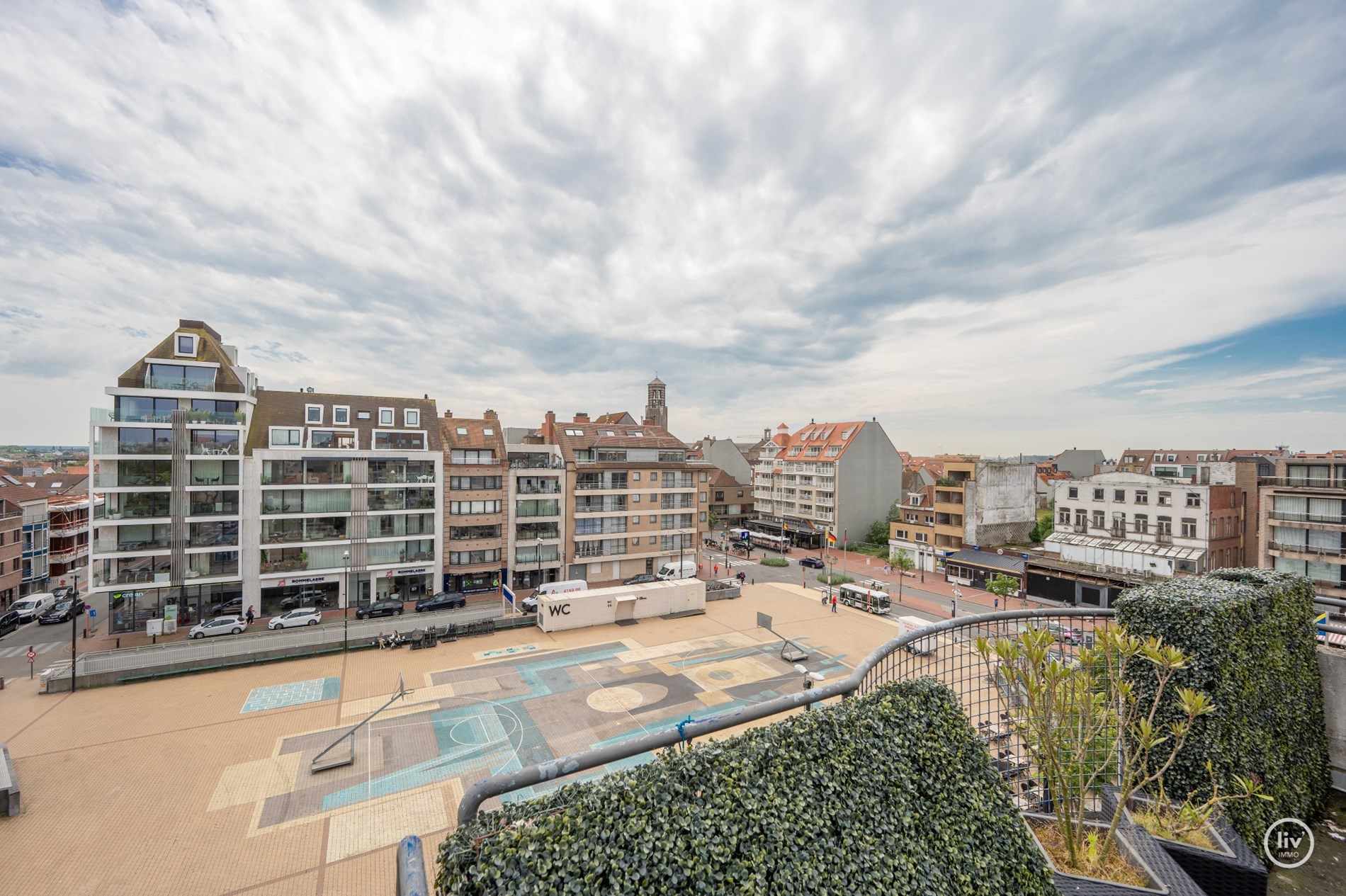 Penthouse met 1 slaapkamer met voor en achterterras in een kleine mede-eigendom met lage lasten. 