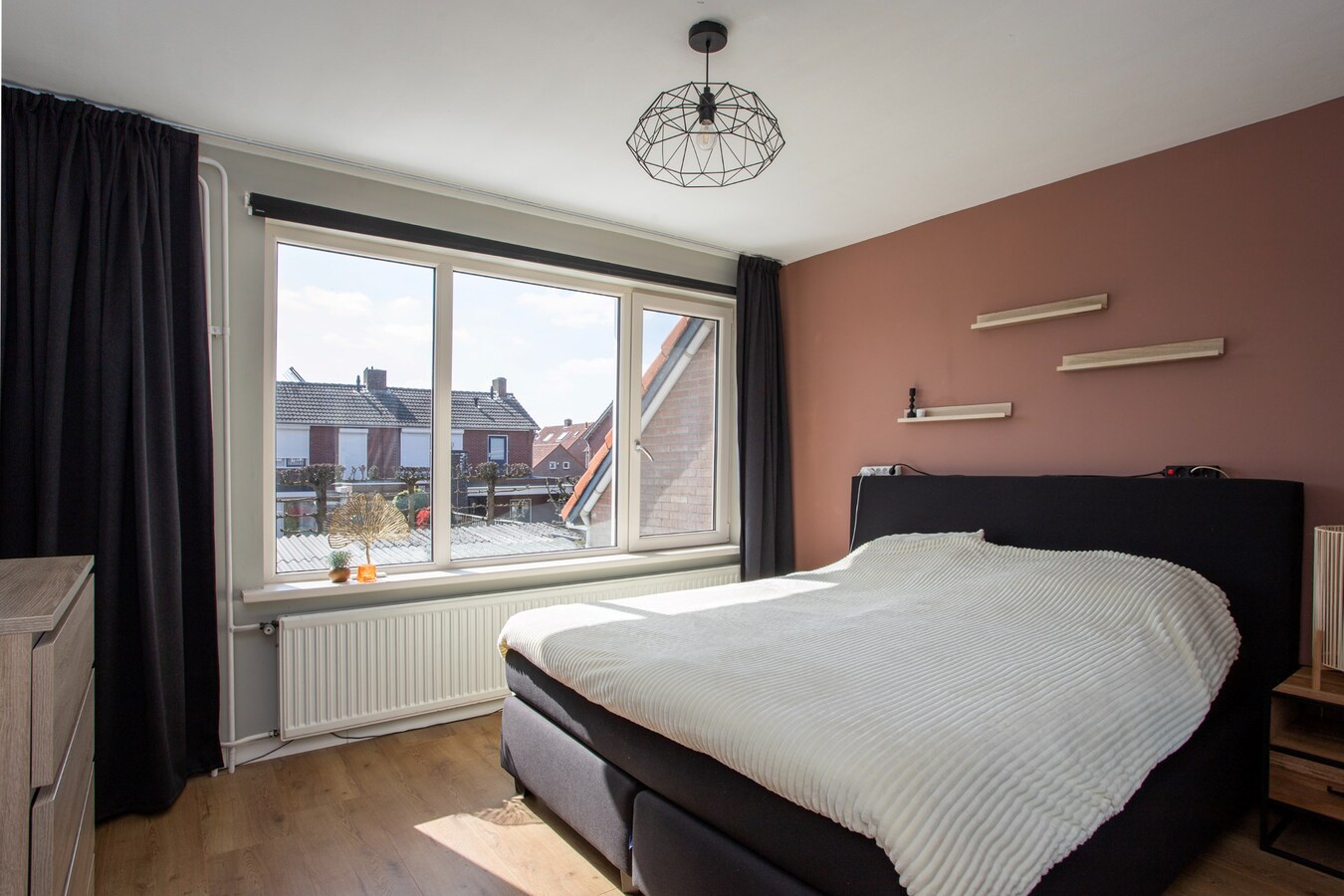 Sfeervolle en instapklare tussenwoning met zonnige overkapping in geliefde woonwijk van Hapert. 