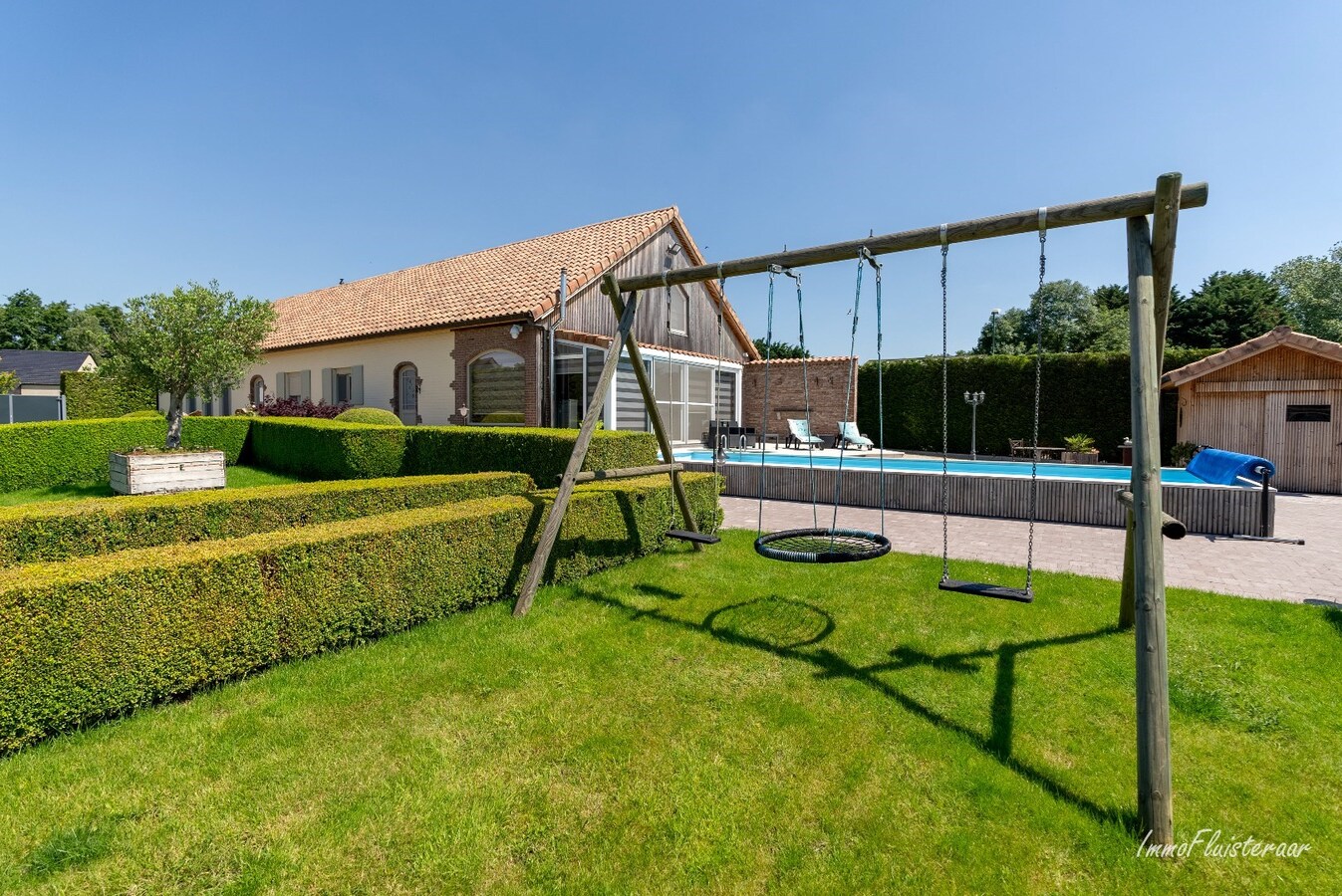 Beautiful ready-to-move-in long-farmhouse with horse stables and pasture on approximately 1.4 hectares in Geetbets. 