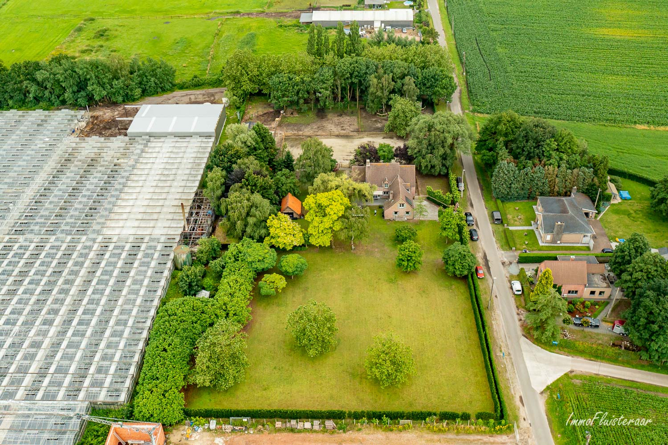 Prachtige villa in landelijk kader met stalgebouw en aanpalend grasland op 8.862m&#178;. 