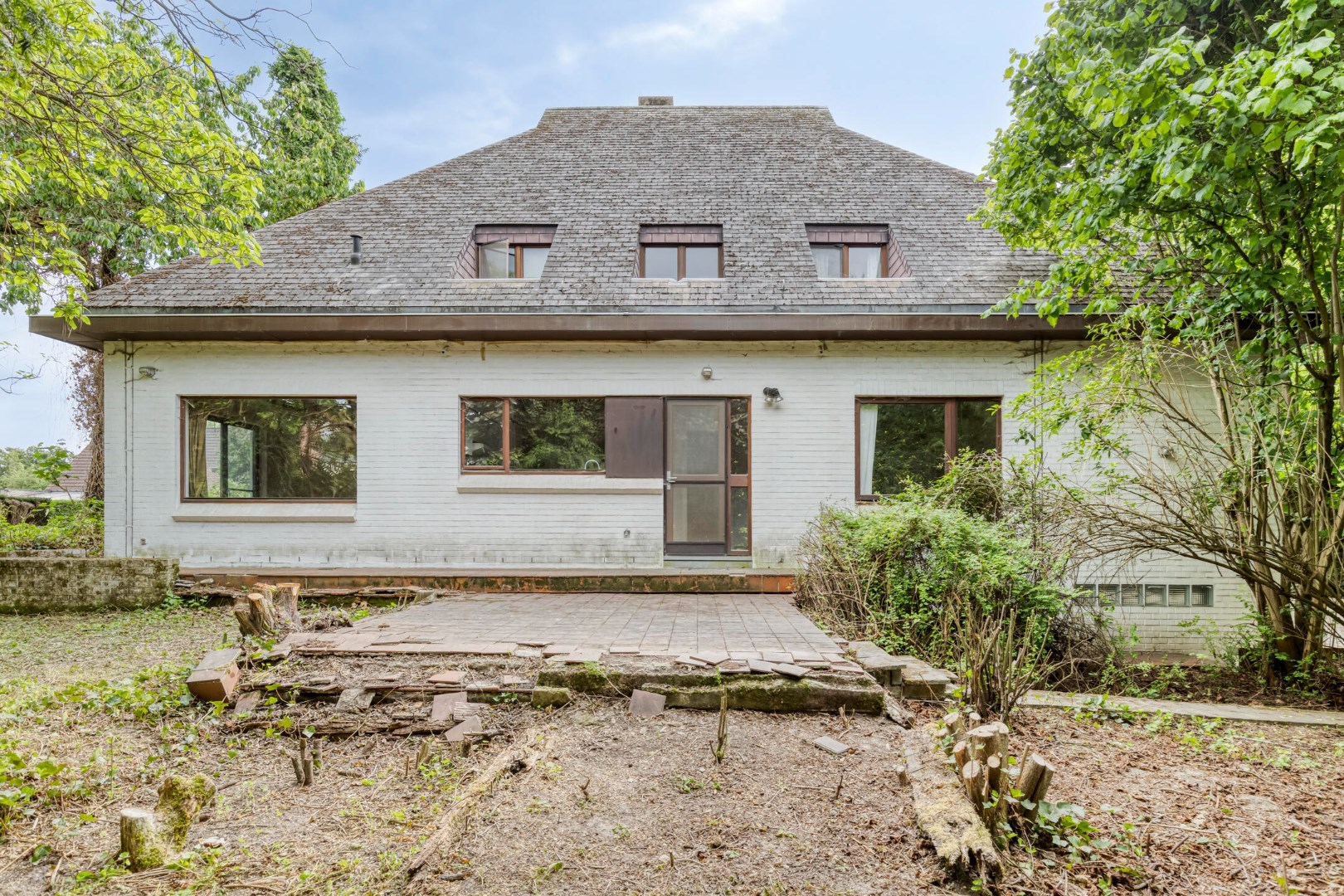 Ruime gezinswoning met 5 slaapkamers, praktijkruimte en dubbele garage in Kessel-Lo – EPC 337 kWh/m&#178; – bewoonbare oppervlakte ca. 301 m&#178; 