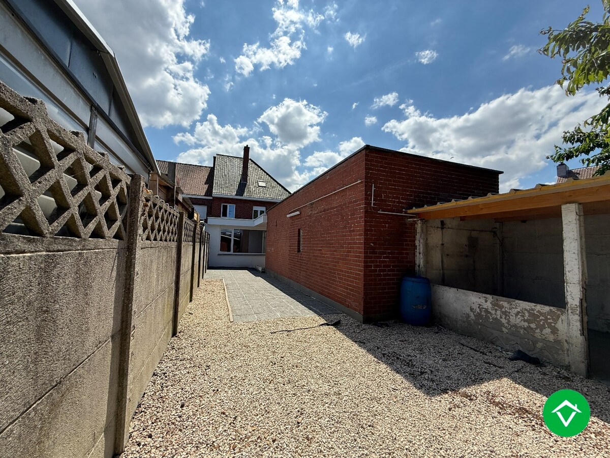 Woning met 4 slaapkamers, garage en tuin te Roeselare 