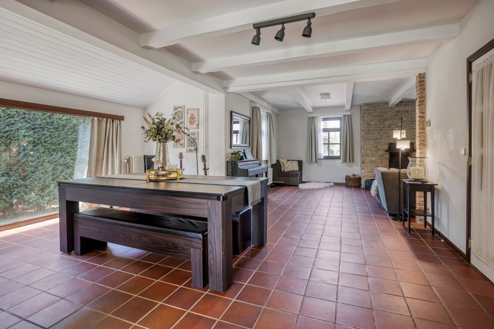 Rustig gelegen open bebouwing met 5 slaapkamers, 3 badkamers, dubbele garage en zonnige tuin in Tervuren – EPC 201 kWh/m&#178; – bewoonbare oppervlakte 339 m&#178; 