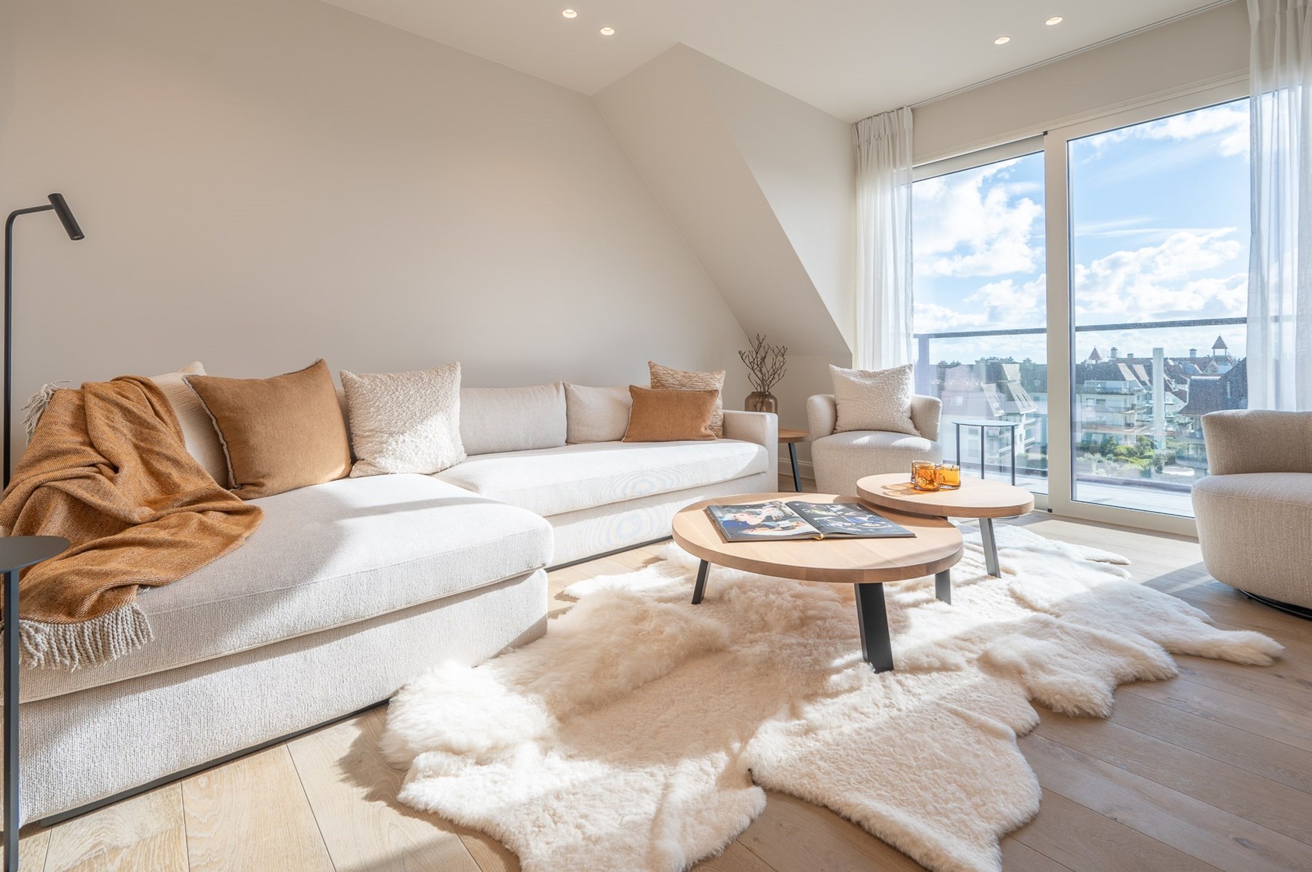 Nieuwbouw duplex appartement met prachtige zichten op de minigolf en zijdelings zeezicht gelegen vlakbij de Kustlaan te Knokke. 