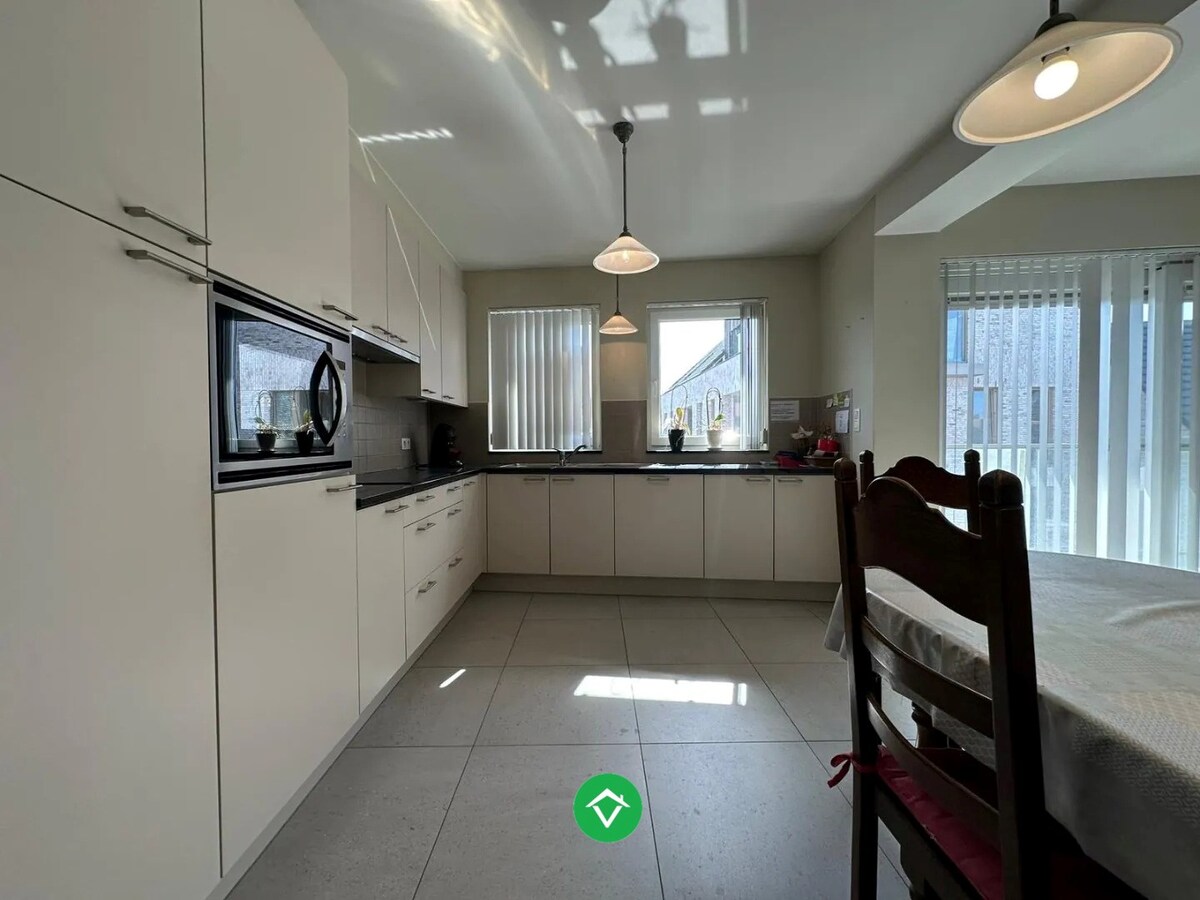 Charmant 2-slaapkamerappartement met garage en extra berging aan markt Kortemark 