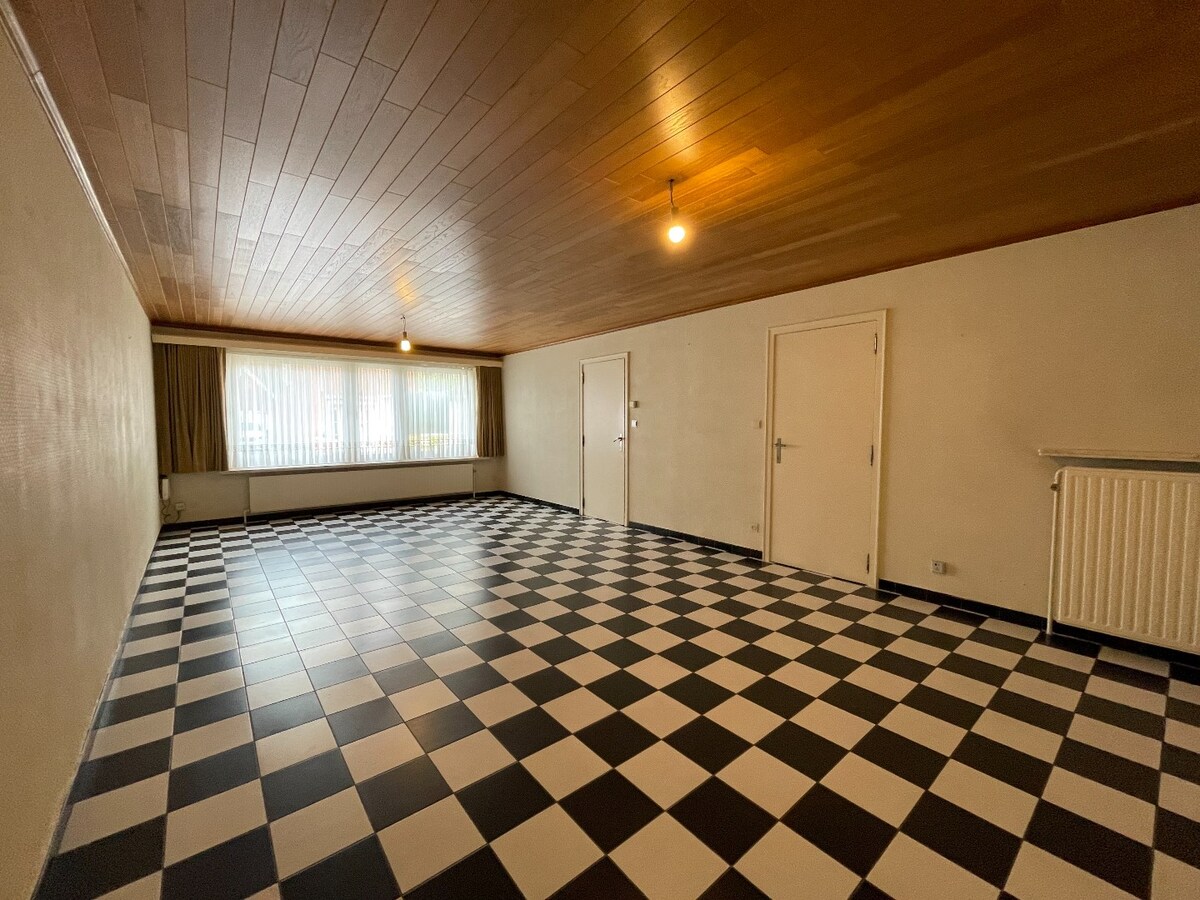 Gelijkvloers appartement op een centrale ligging met 3 slaapkamers en autostaanplaats te Roeselare 