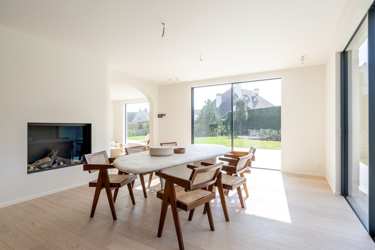 Prachtig gerenoveerde alleenstaande woning met oprit gelegen in een rustige wijk in Knokke nabij de Magere Schorre. 