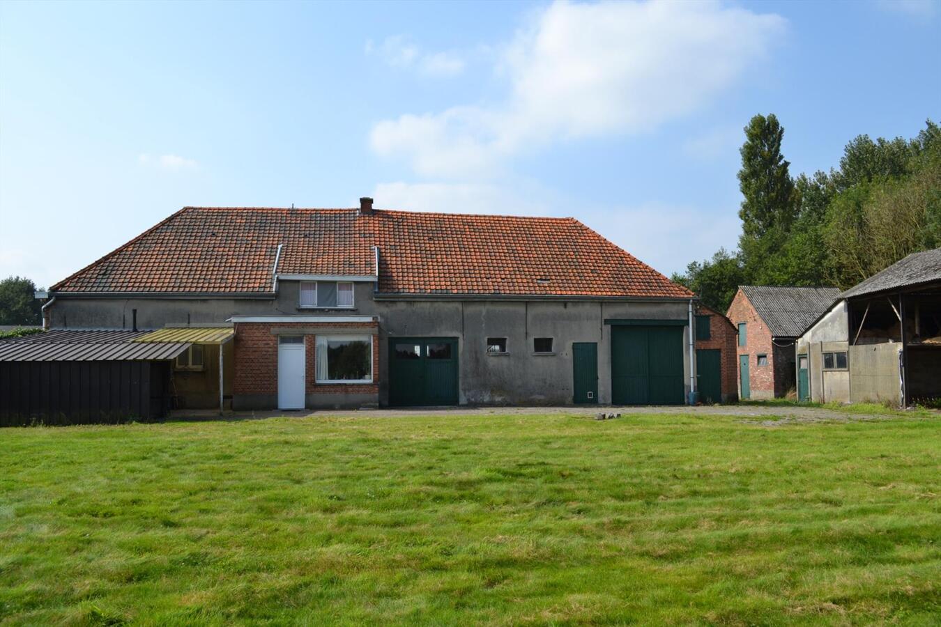 Te renoveren hoeve op een unieke locatie op ca. 1,6Ha te Bornem 