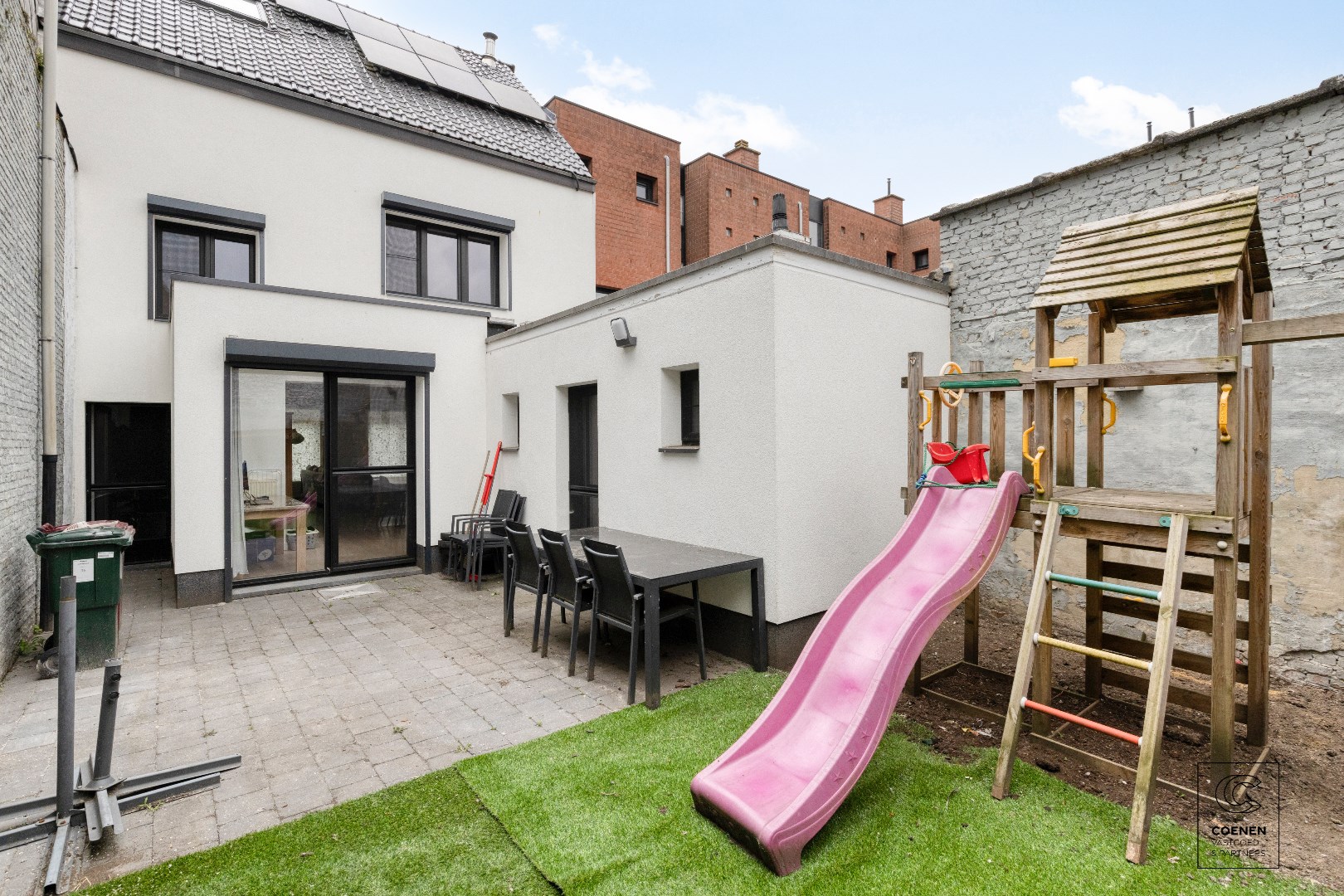 Prachtige woning van 200 m&#178; met vier slaapkamers op een uitstekende locatie te Schoten! 