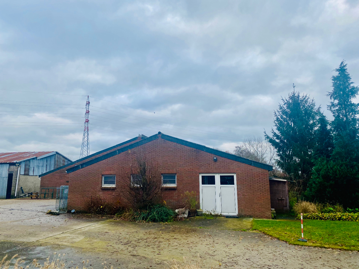 Boerderij met charmante woning, ruime stalgebouwen en weides te koop op ca. 8ha te Bocholt 