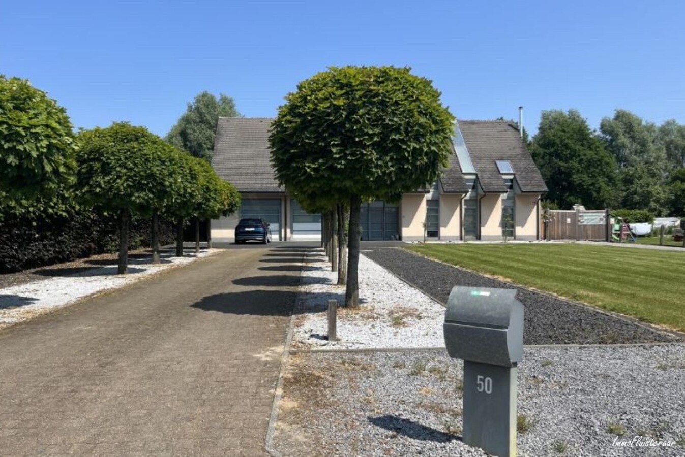 Installation &#233;questre avec une piste int&#233;rieure et une maison spacieuse sur environ 6 hectares &#224; Ham. 