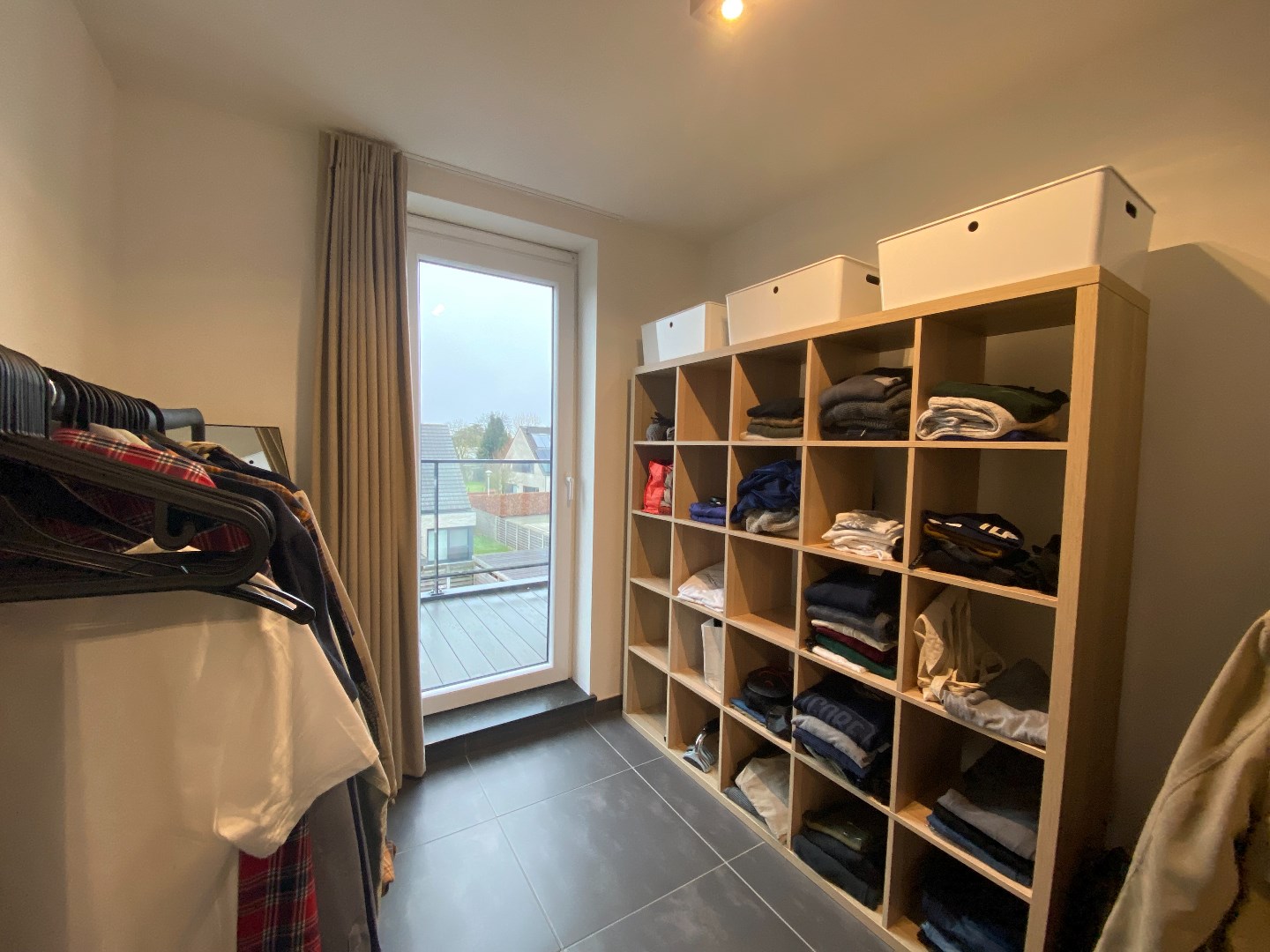 Instapklaar modern 2-slaapkamerappartement met autostaanplaats in hartje Waregem! 