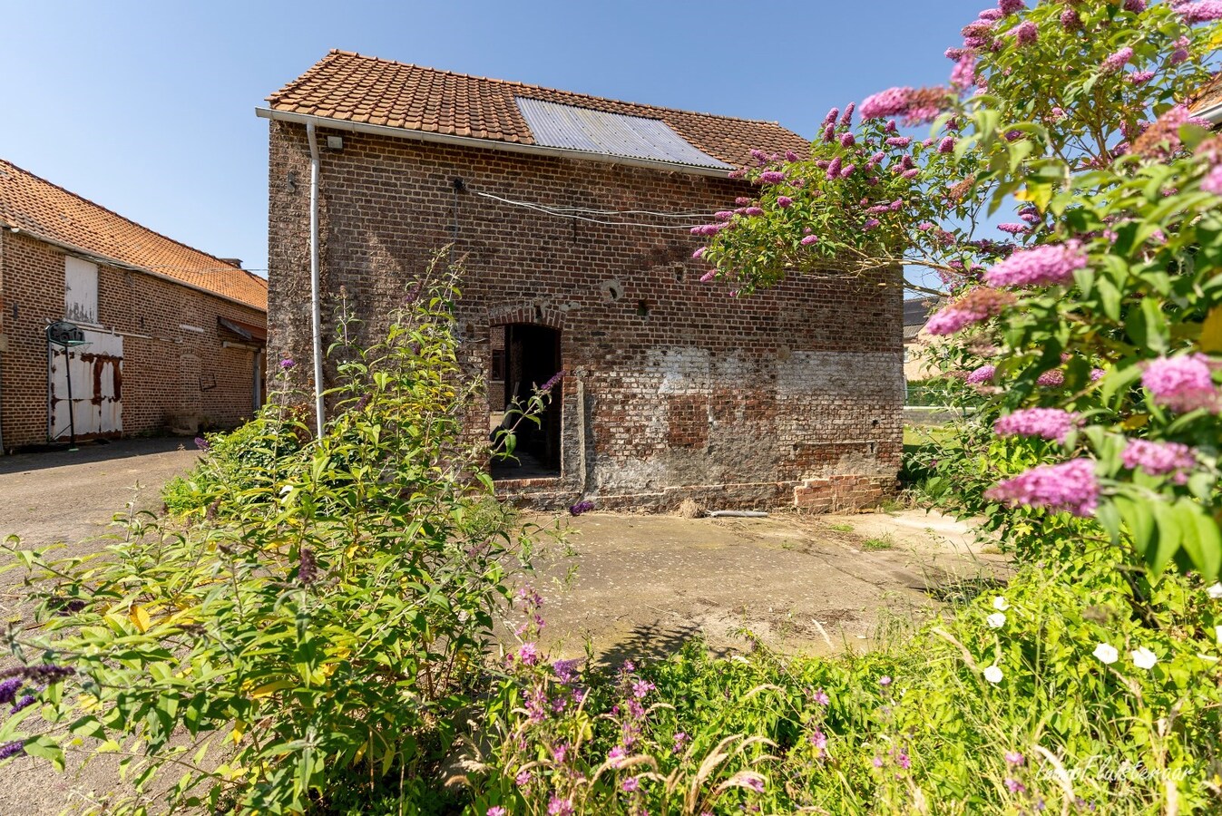 Charming renovated farmhouse on approximately 29 acres in Waanrode (Kortenaken). 