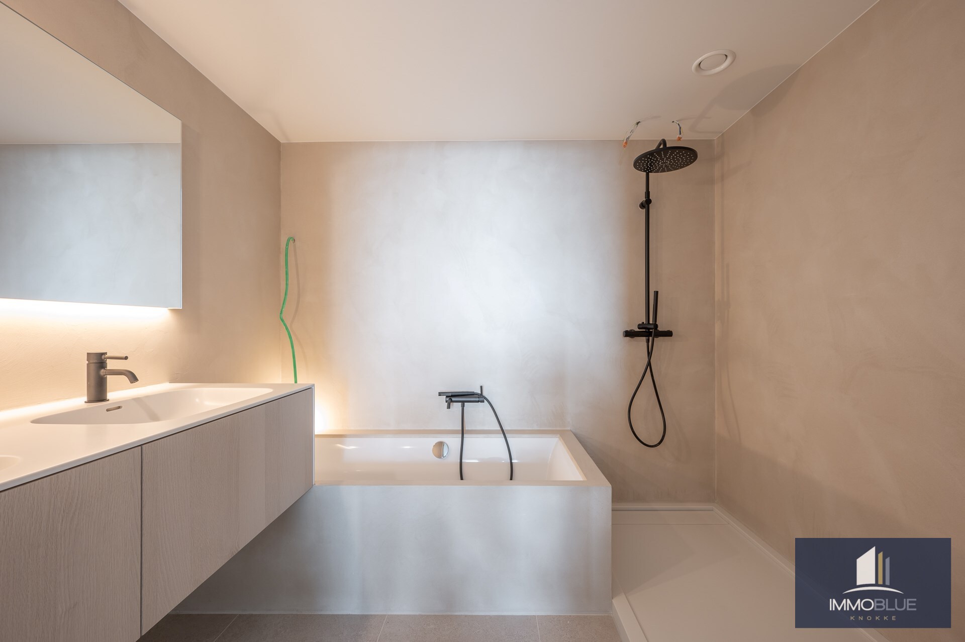 Luxueus appartement met zeer ruim terras gelegen in de exclusieve residentie The Tower. 