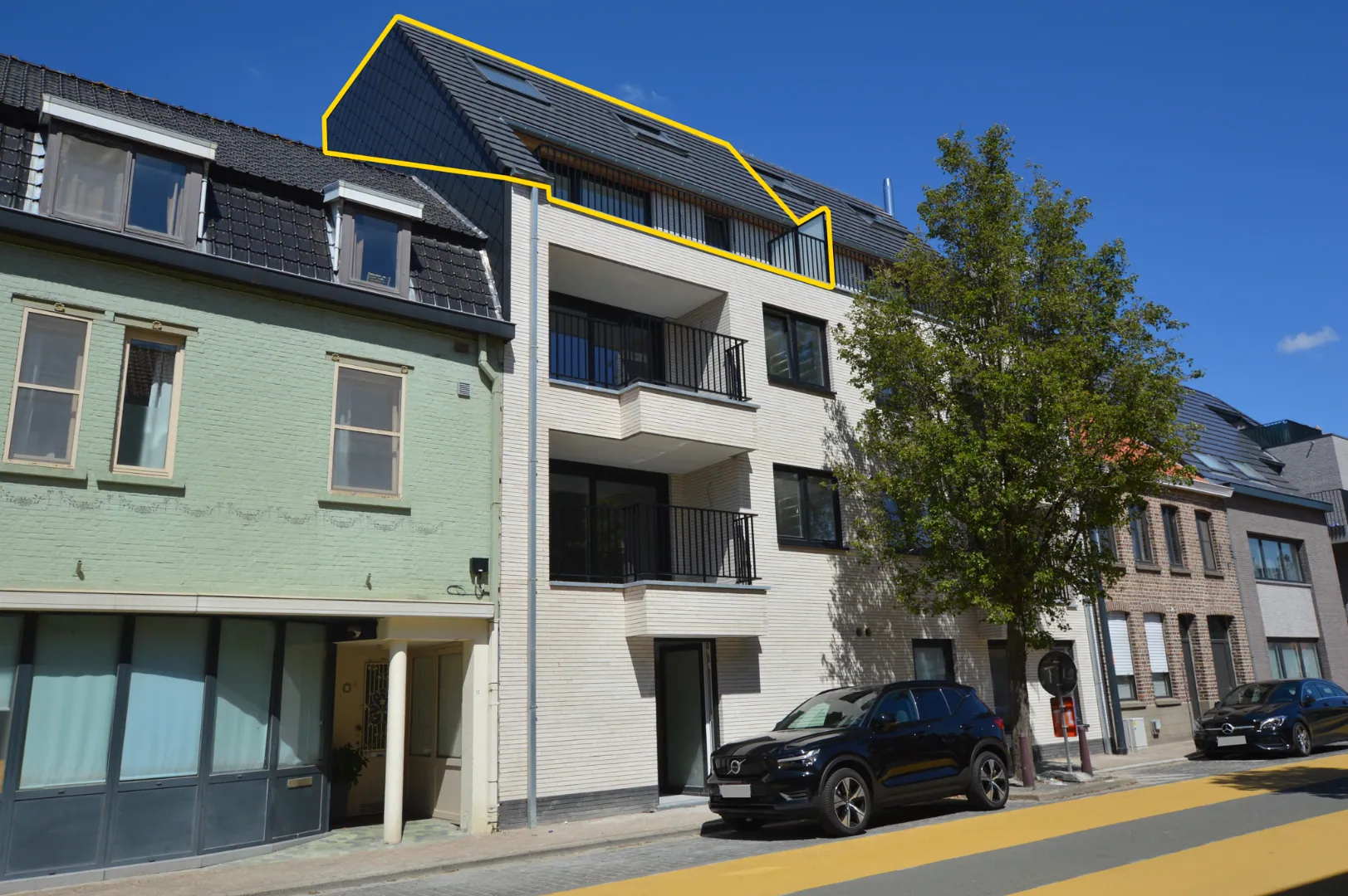 Nieuwbouw duplex te huur met twee slaapkamers en inpandige garage