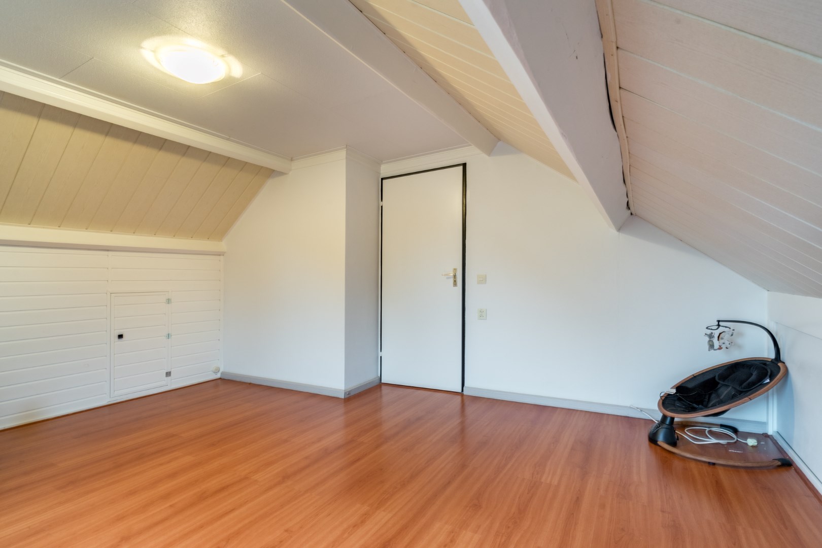 Moderne tweekapper met garage / berging, tuin en tuinkamer gelegen in een rustige kindvriendelijke  woonomgeving. Energielabel B. 