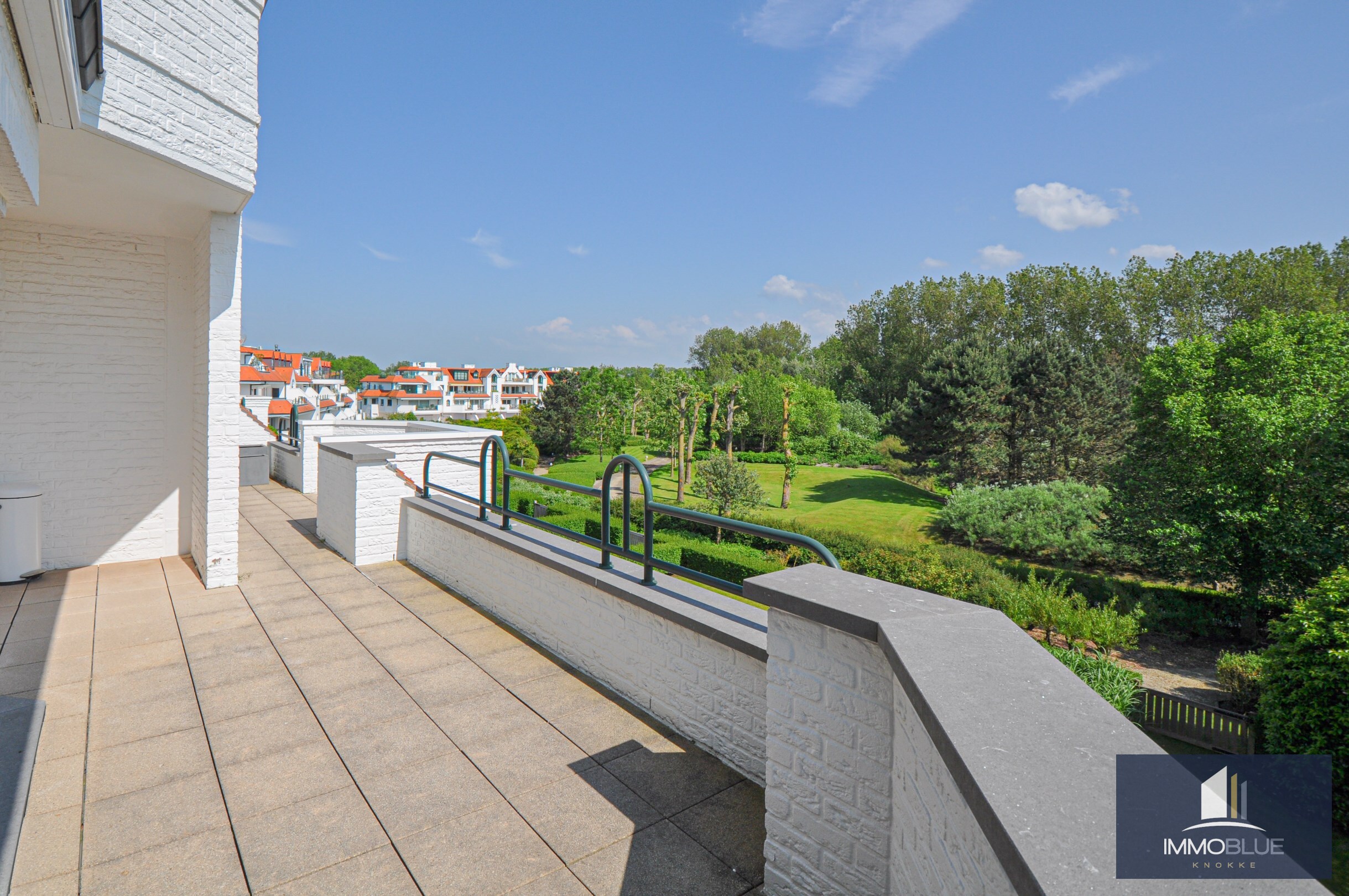 Subliem hoekappartement met ruime terrassen gelegen in het prestigieuze domein Tennis Garden. 