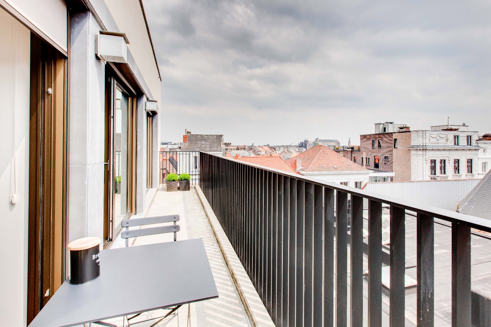 Unieke en lichtrijke penthouse ( Skybox)  met zicht op de 3 torens  nabij de Kouter 