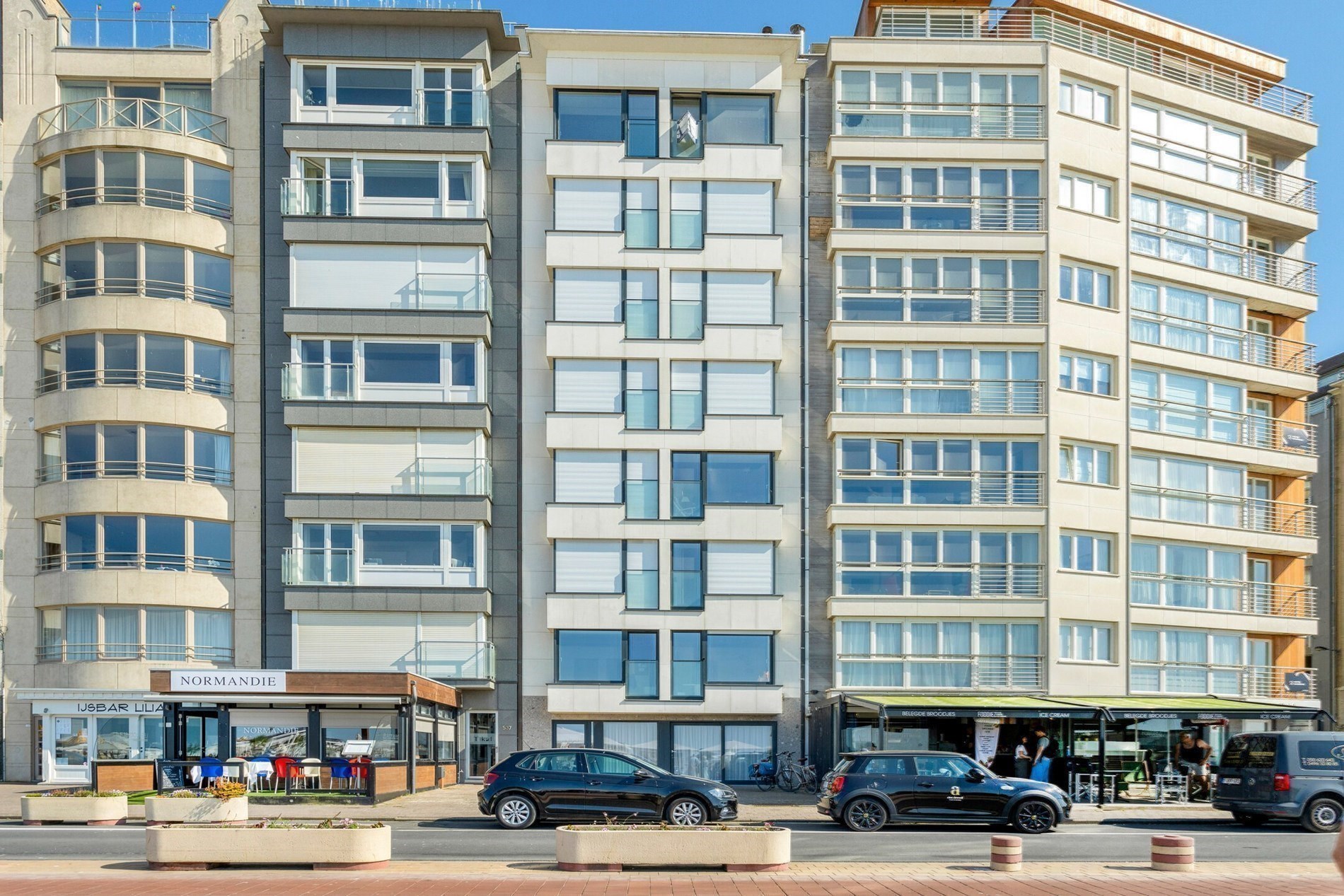 Opendeurdag Zaterdag 02/08 tussen 16u15 en 18u (Zeedijk Albertstrand 536): Gezellig en prachtig gerenoveerd vakantie appartement met frontaal zeezicht. 