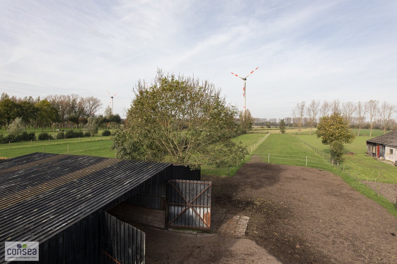 TE KOOP: SUBLIEM GELEGEN HOEVE OP EEN BUITENGEWONE OPPERVLAKTE. 