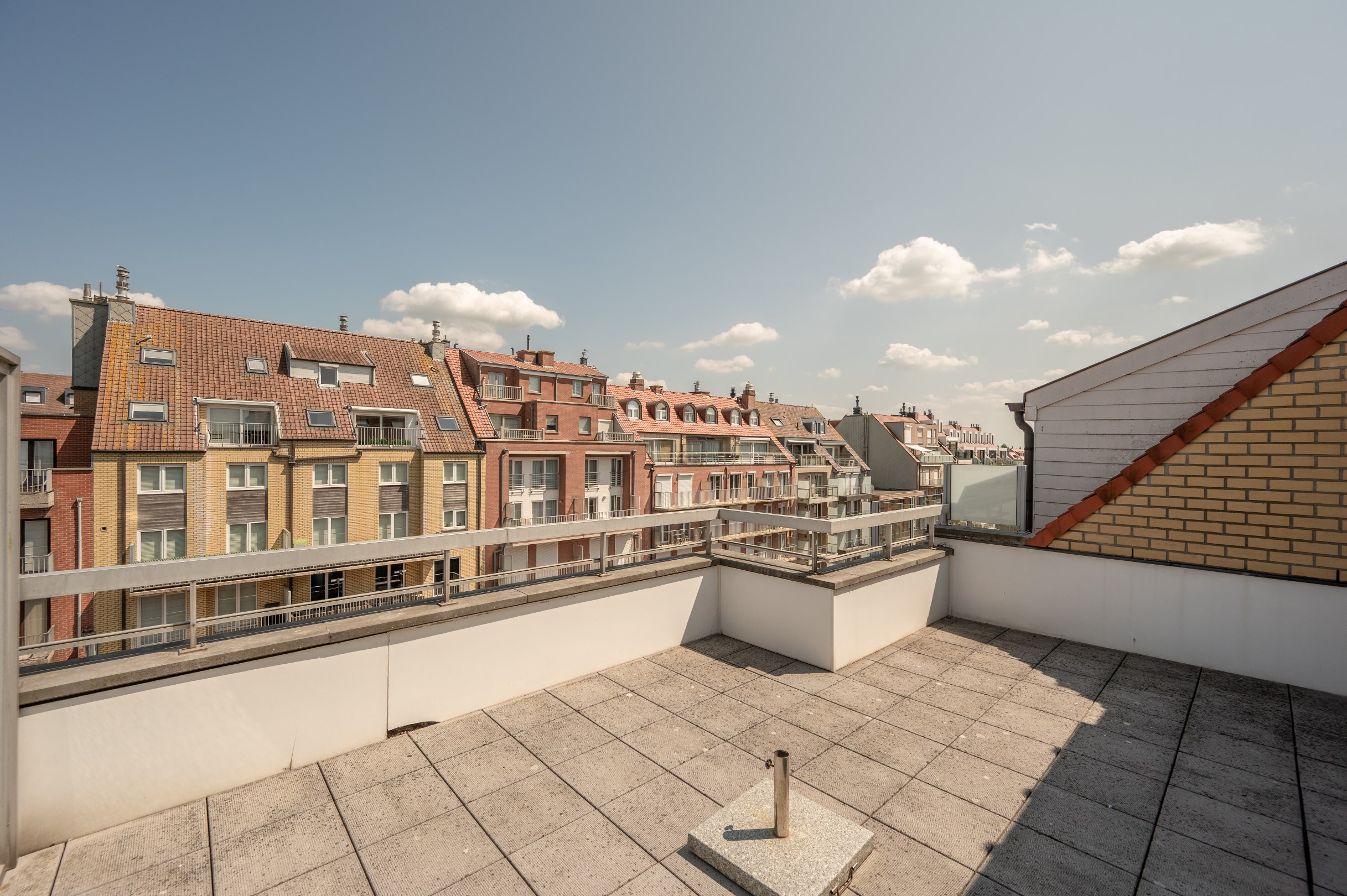 Prachtig instapklaar duplex-appartement met zonnige terrassen genietend van een open zicht en tevens zeezicht (Mogelijkheid tot aankoop van een inpandige garagebox). 