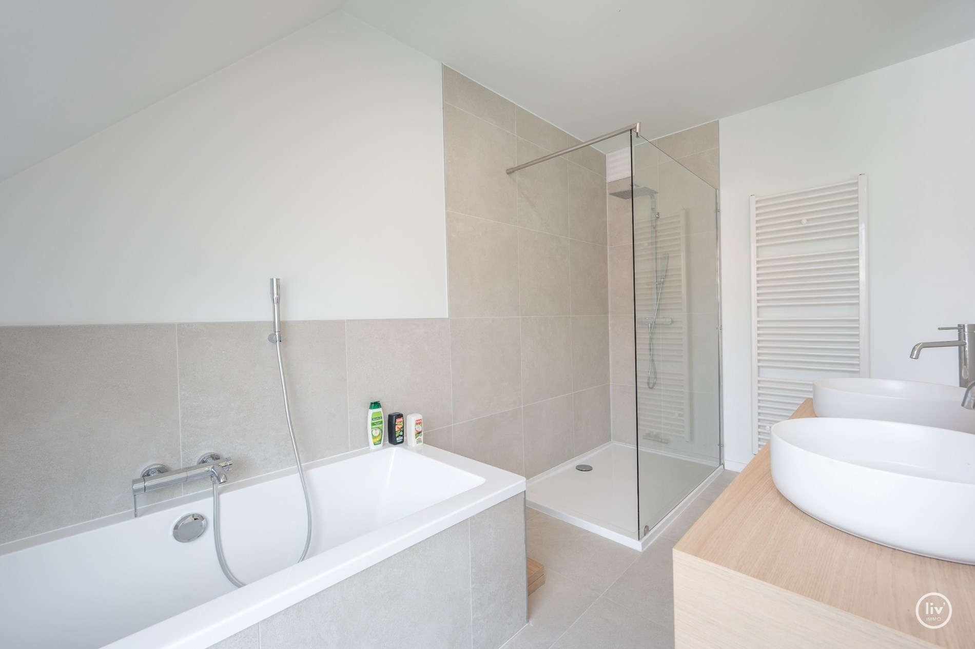 Prachtig, ruime en tevens r&#233;cente triplex (199 m2) in een zijstraat van de lippenslaan vlakbij de zeedijk te Knokke. 