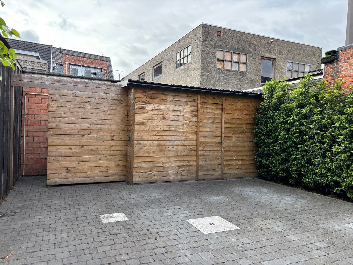 Instapklaar handelsgelijksvloers 90 m&#178; met ruim terras  in het centrum Sint-Antonius naast Bpost. 