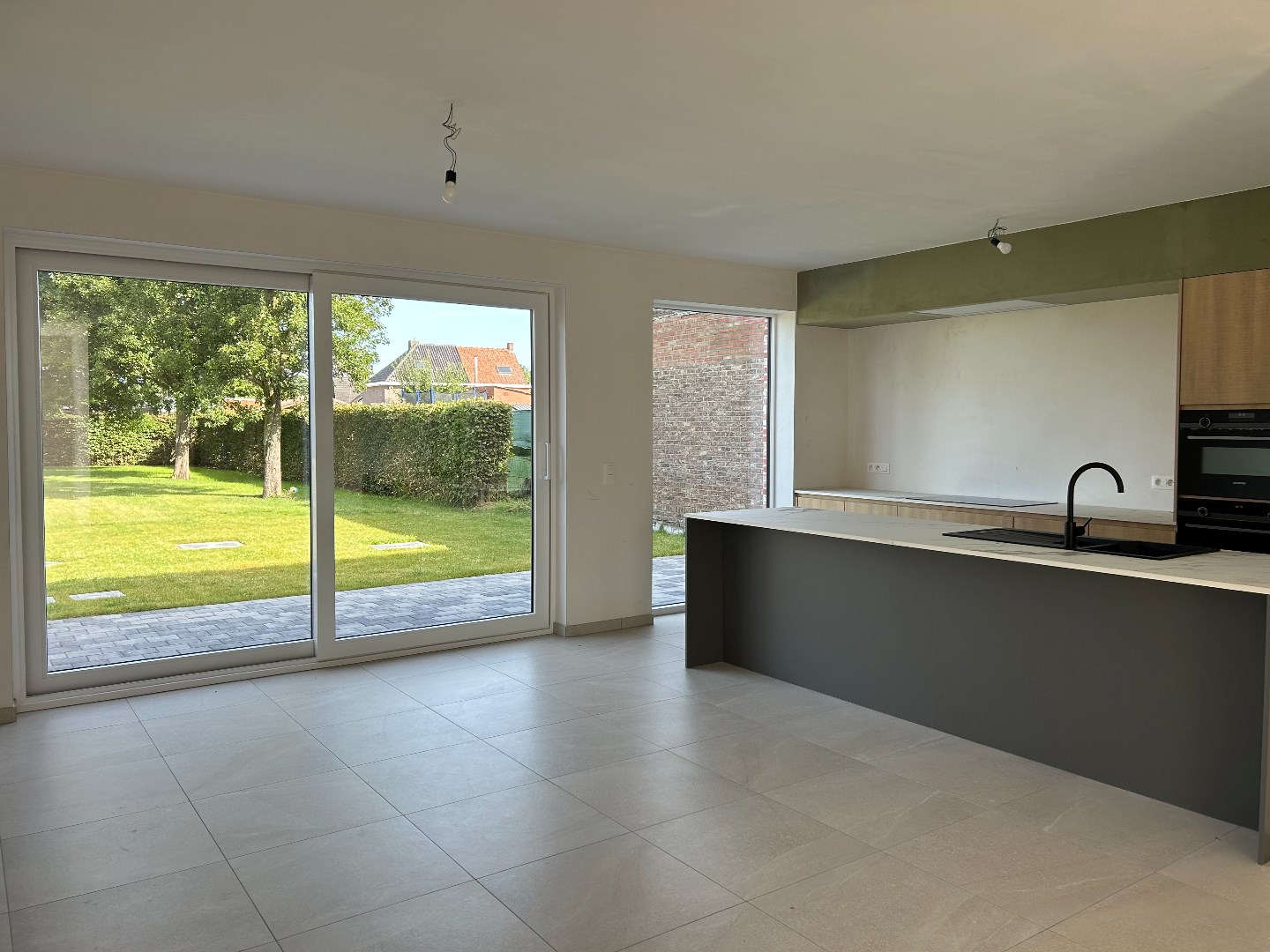 Kwalitatieve gezinswoning met garage en tuin op 442m&#178; 