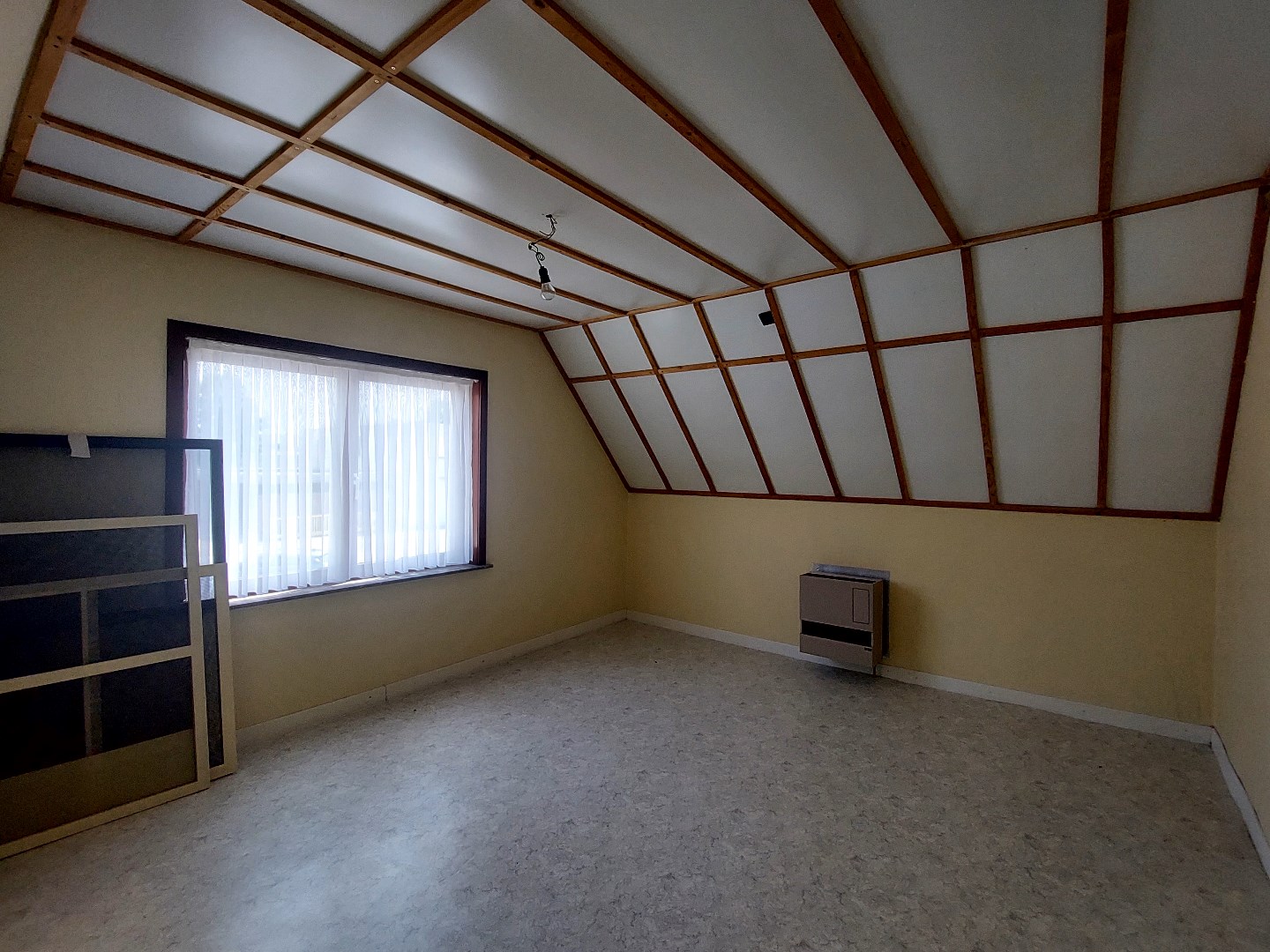 Halfopen bebouwing met ruime tuin en garage 